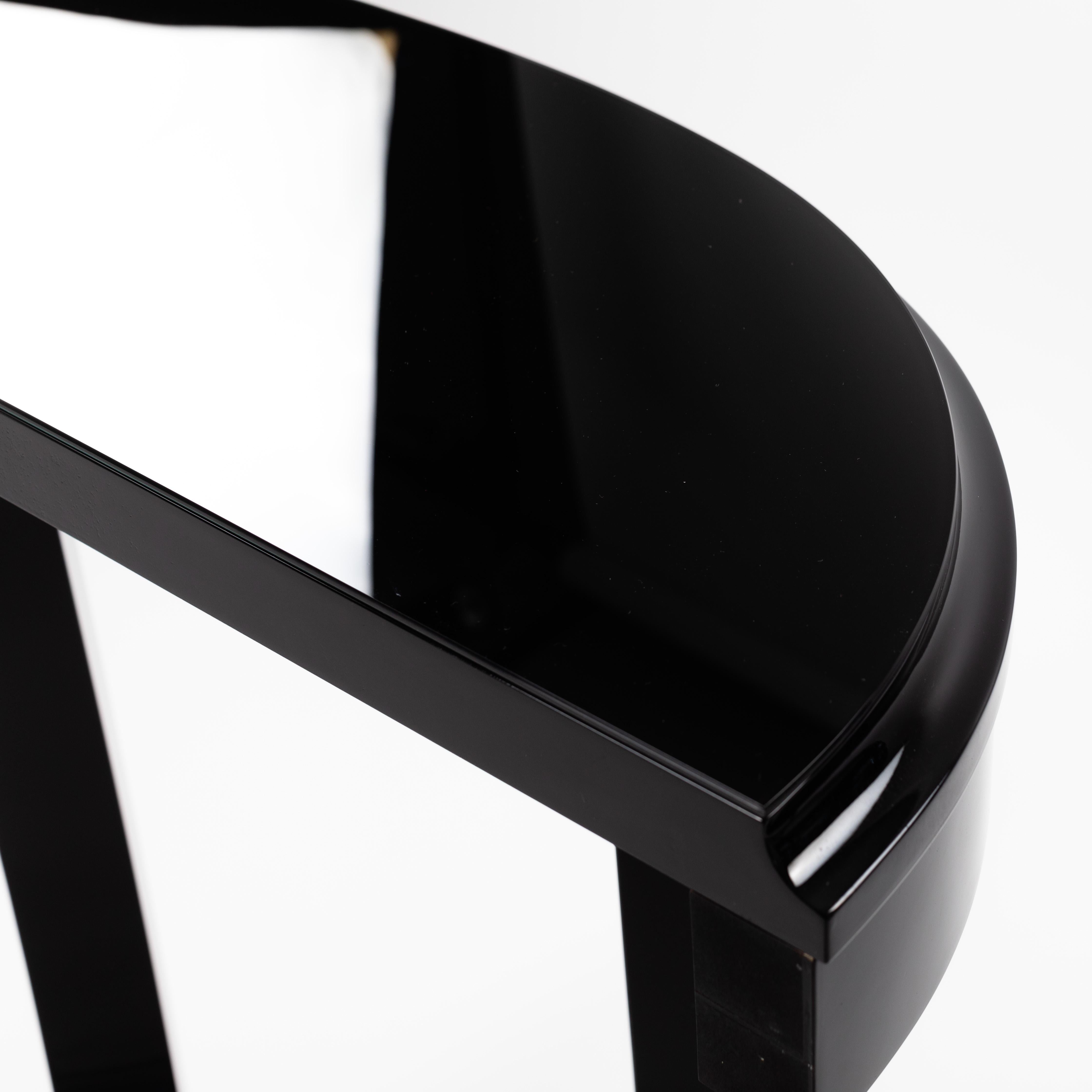 Console Art Déco française semi-circulaire laquée piano noir, plateau supérieur en verre noir en vente 3