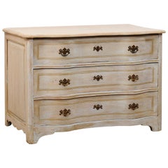 Commode serpentine française en bois sculpté et peint, début des XVIIIe et XIXe siècles Commode serpentine française en bois sculpté et peint, début des XVIIIe et XIXe siècles