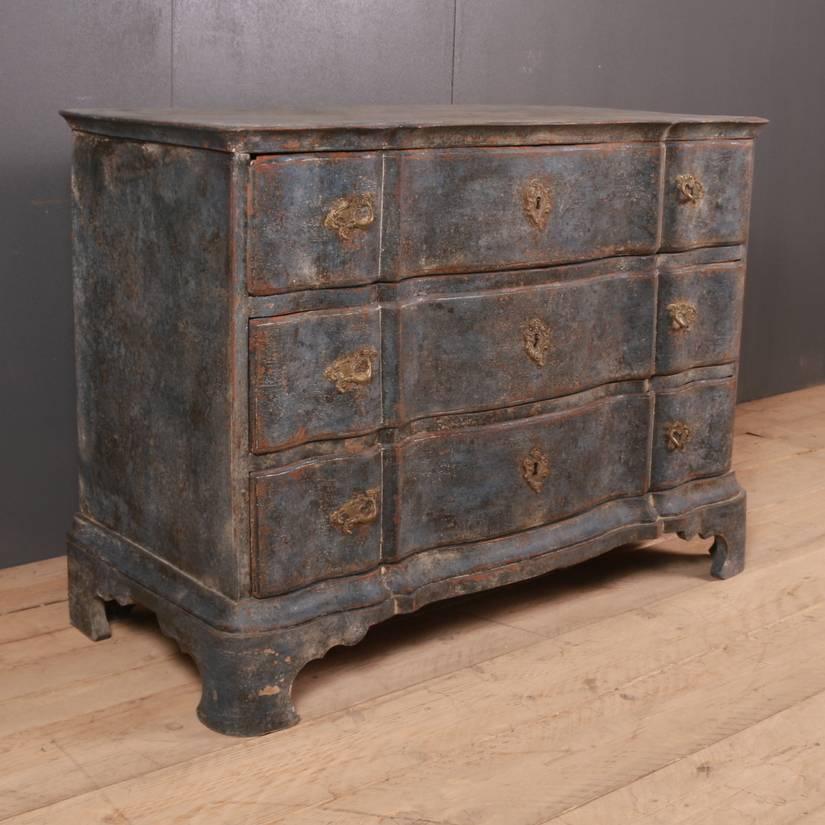 Very good 18th century painted French serpentine commode, 1780

 

Dimensions
48.5 inches (123 cms) wide
23 inches (58 cms) deep
36 inches (91 cms) high.