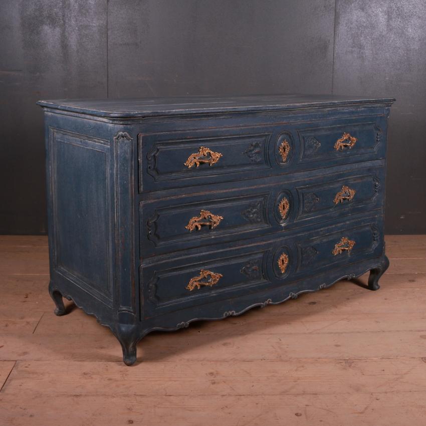 Early 19th century French painted three-drawer Serpentine commode, 1820.

Dimensions:
53.5 inches (136 cms) wide
25 inches (64 cms) deep
33.5 inches (85 cms) high.

 