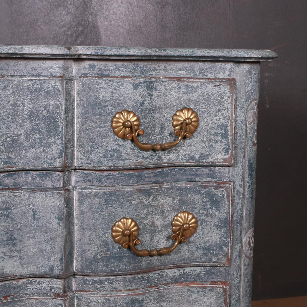 Stupenda commode francese dipinta a serpentina del XVIII secolo, 1780.

Dimensioni:
50 pollici (127 cm) di larghezza
25 pollici (64 cm) di profondità
Alto 33 pollici (84 cm).