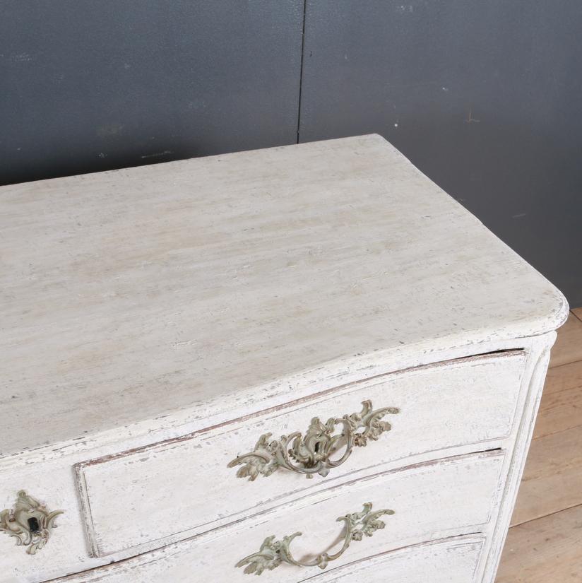 French Serpentine Commode In Good Condition In Leamington Spa, Warwickshire
