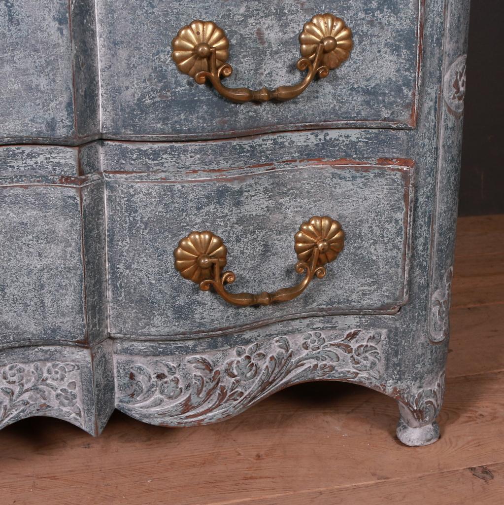 French Serpentine Commode In Good Condition For Sale In Leamington Spa, Warwickshire