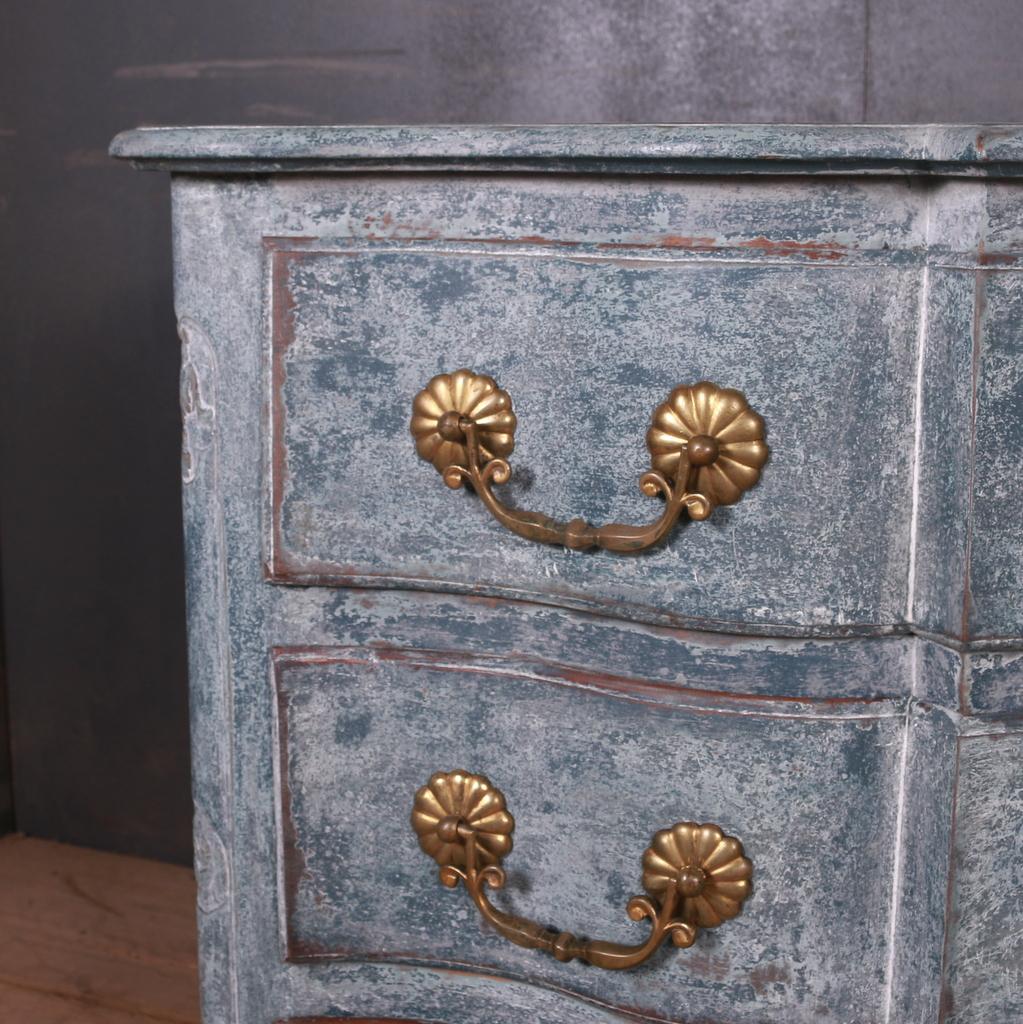 18th Century and Earlier French Serpentine Commode For Sale