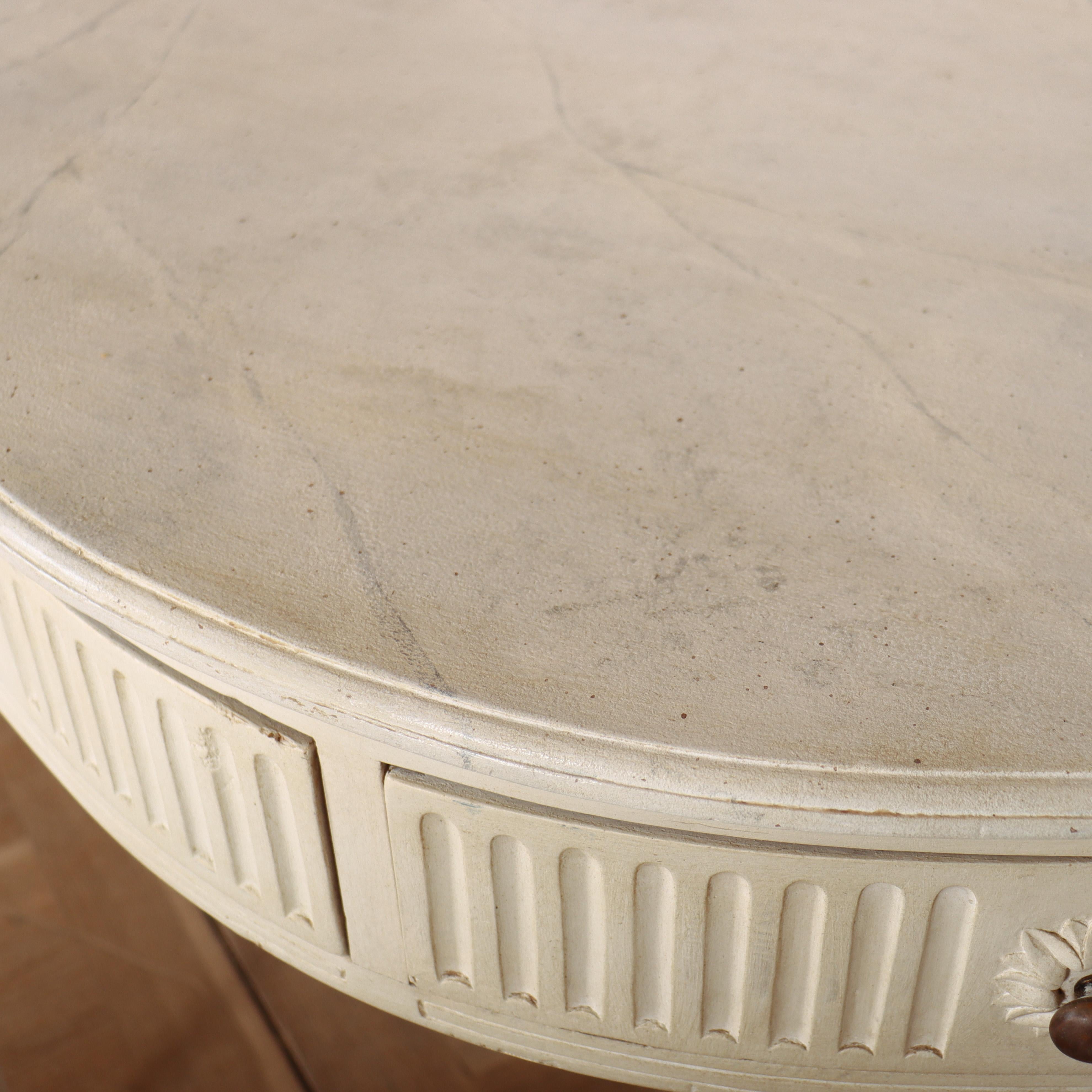 Table d'appoint à façade serpentine en vente 3