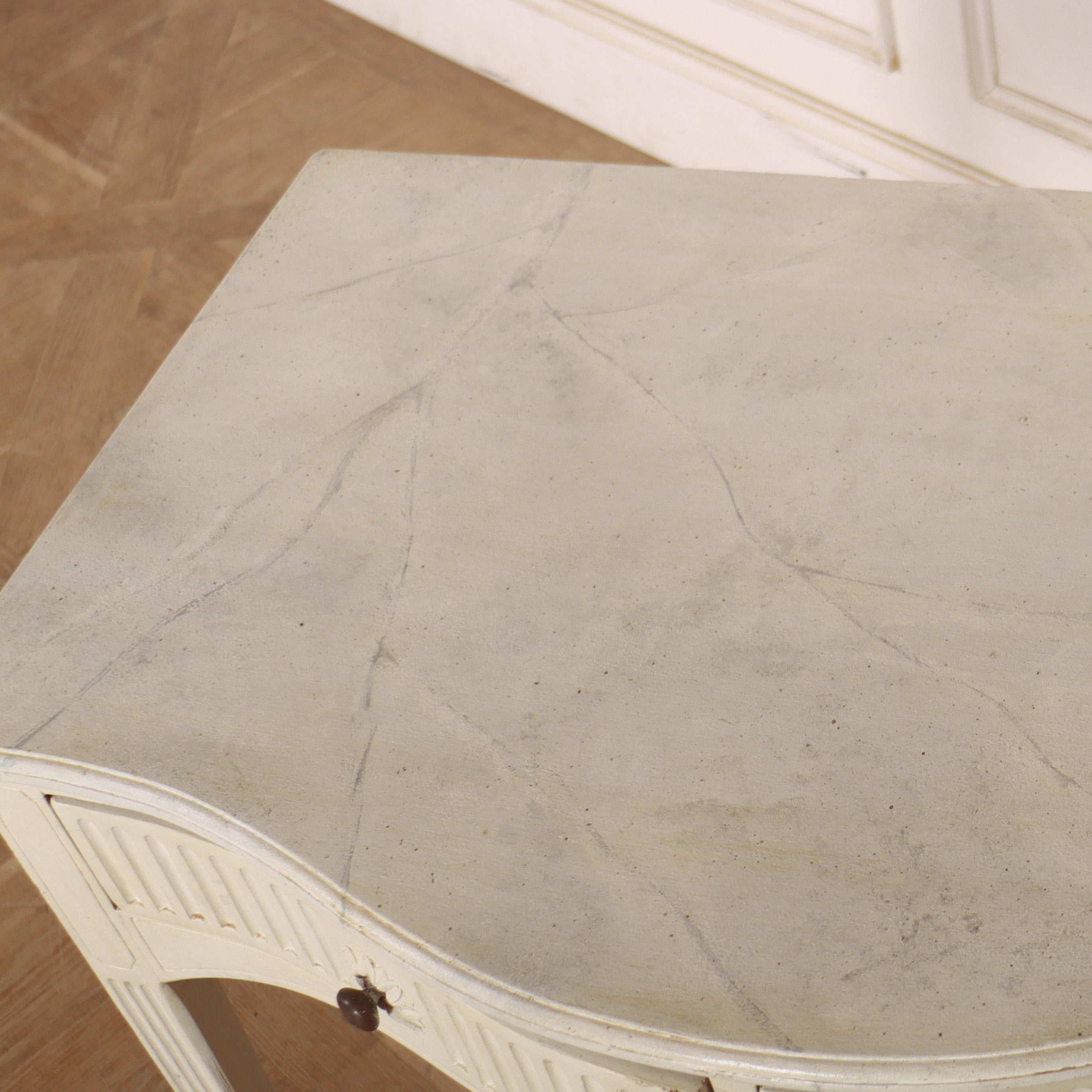 Table d'appoint à façade serpentine en vente 4