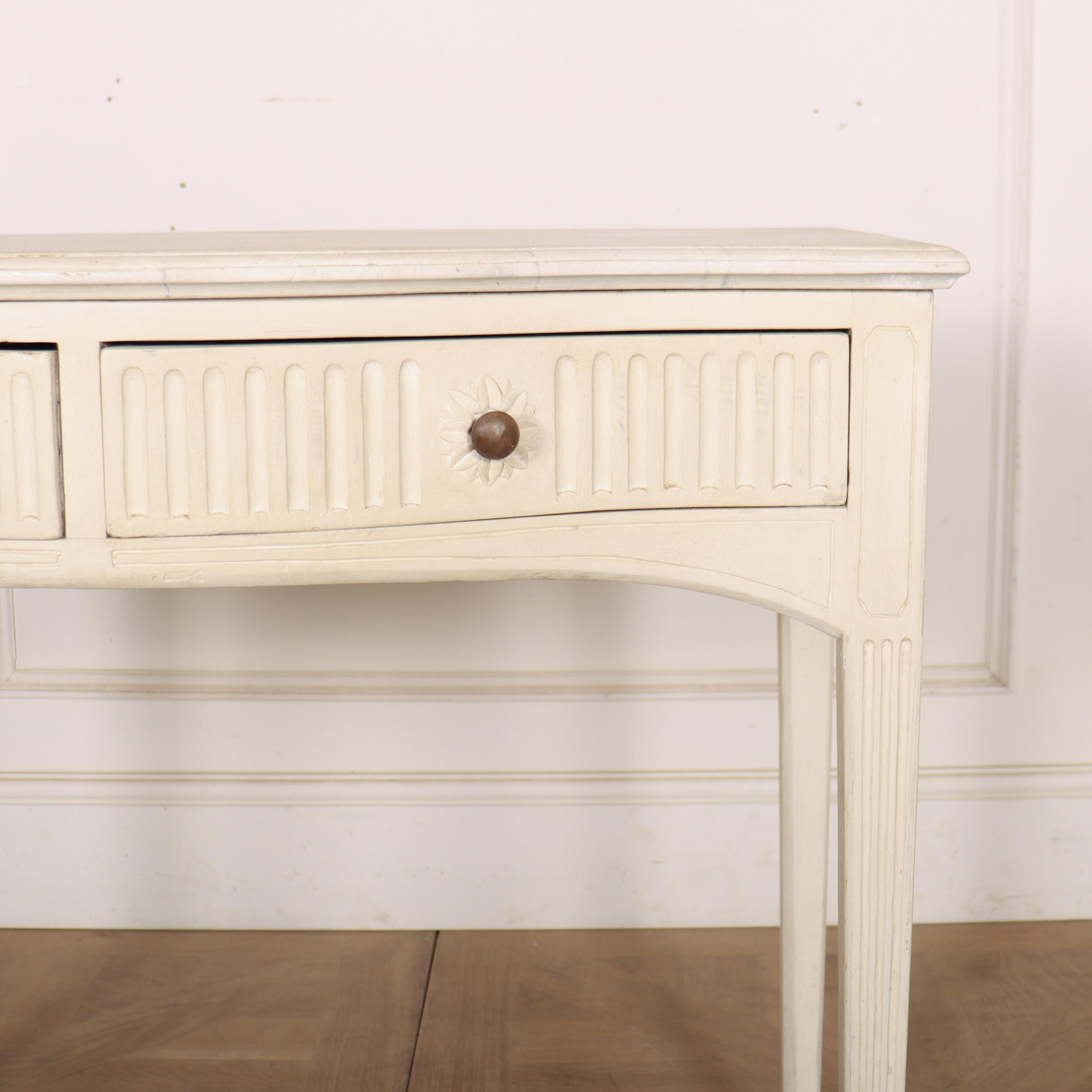 Français Table d'appoint à façade serpentine en vente