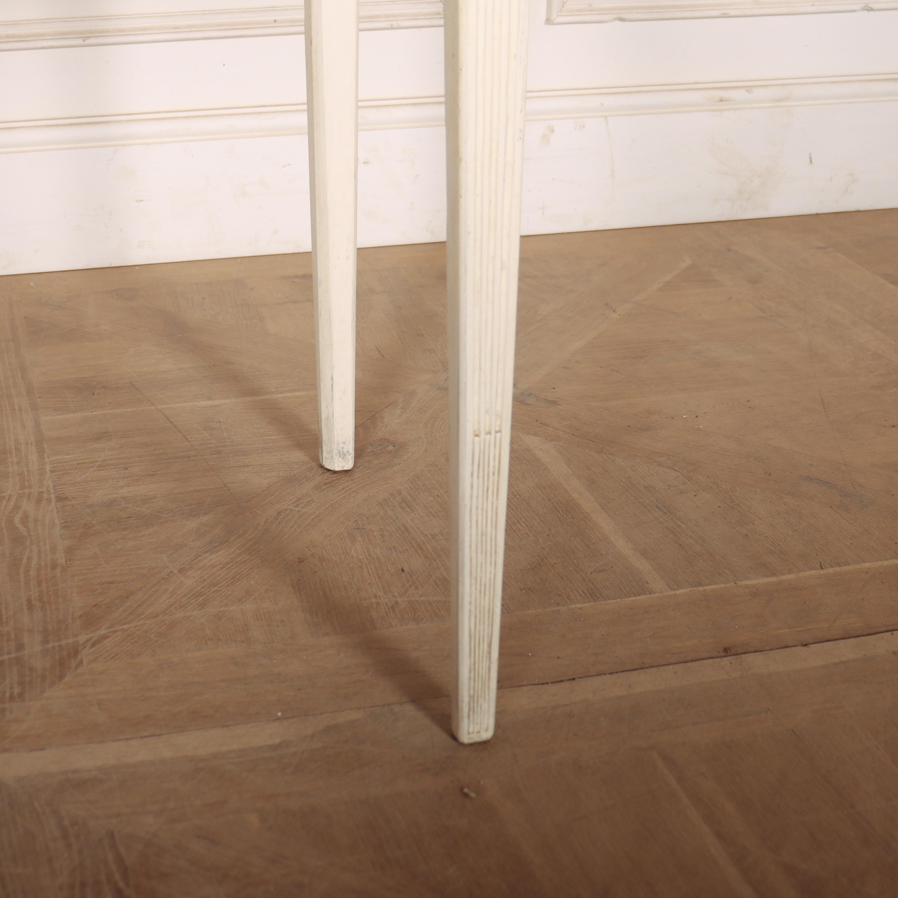 Peint à la main Table d'appoint à façade serpentine en vente