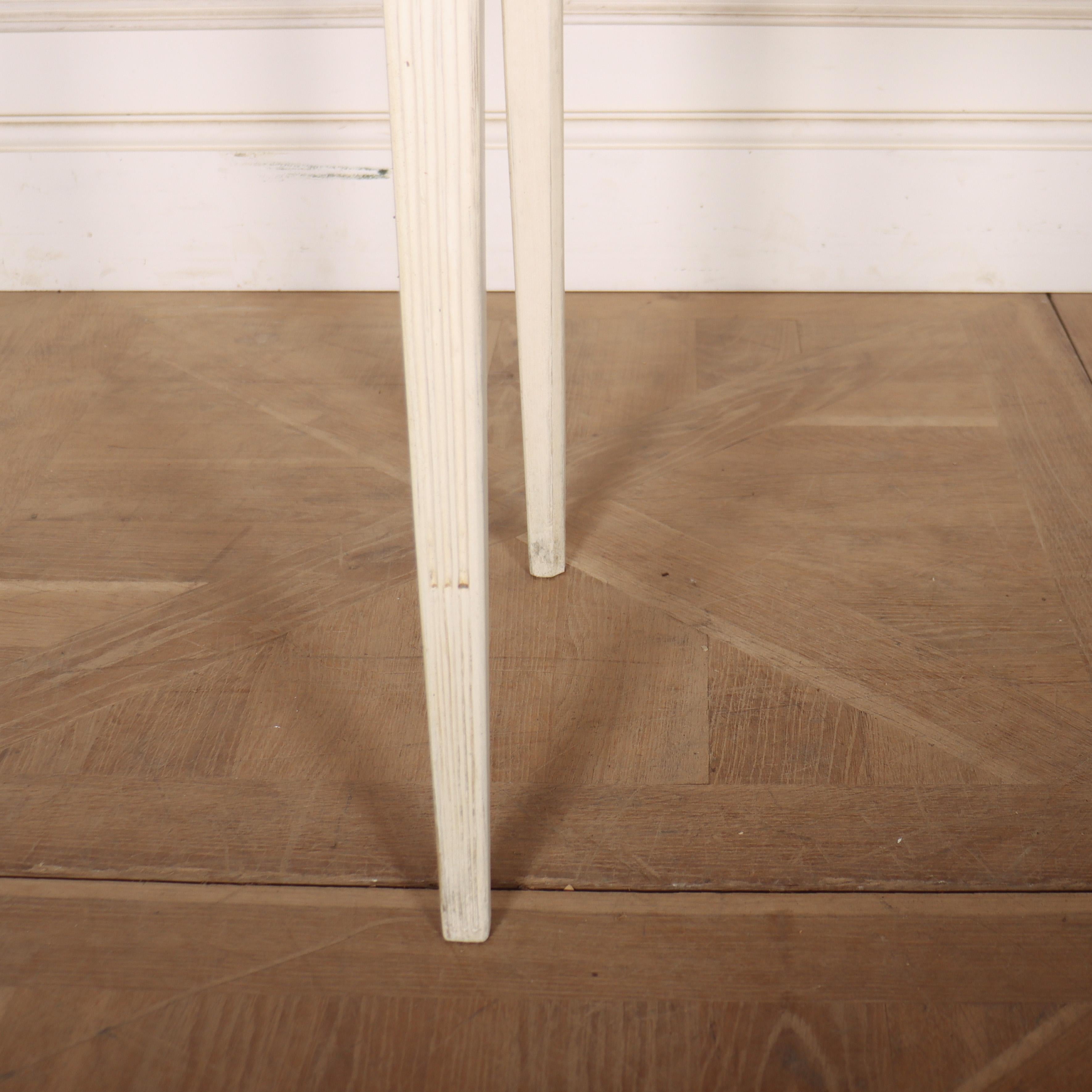 Table d'appoint à façade serpentine Bon état - En vente à Leamington Spa, Warwickshire