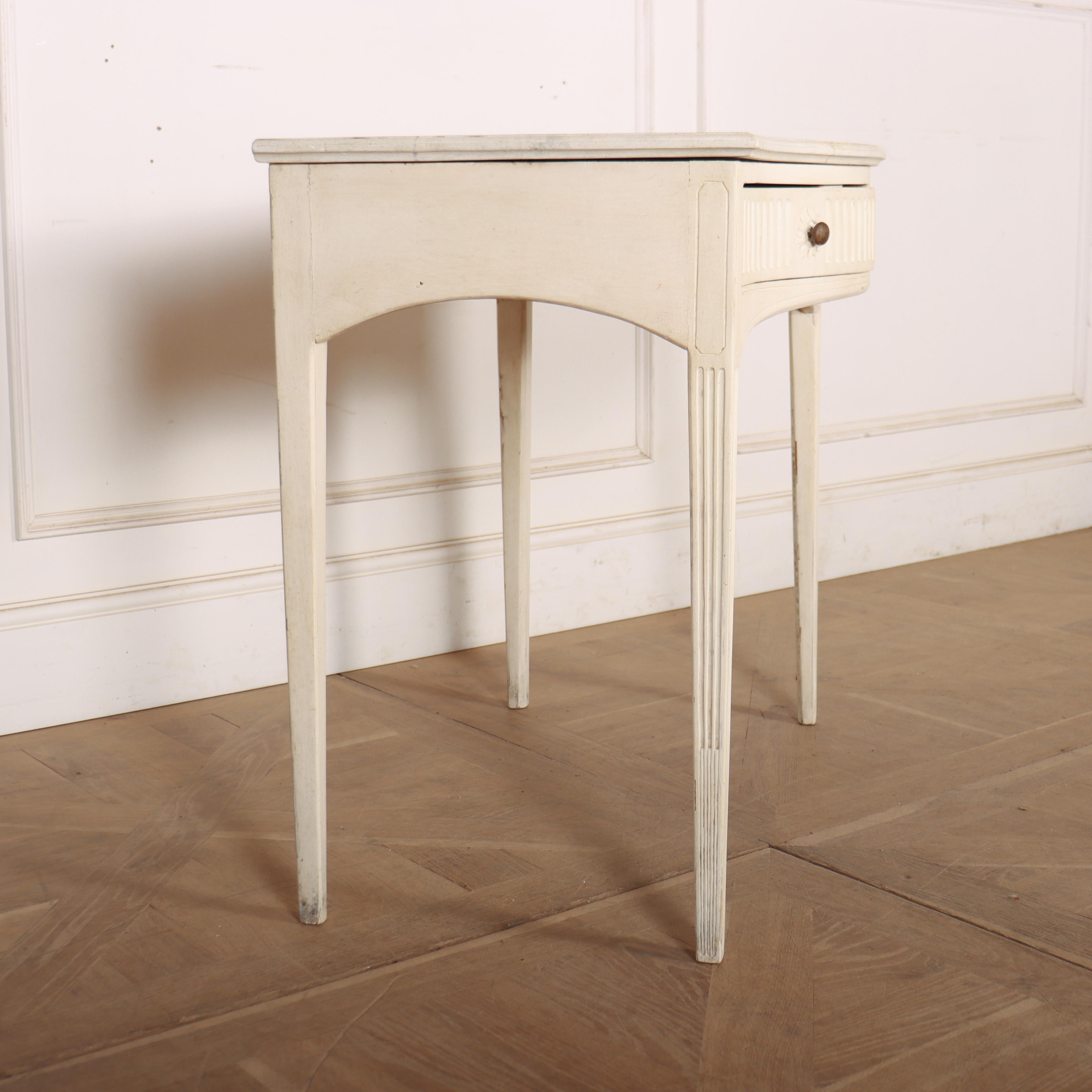 XIXe siècle Table d'appoint à façade serpentine en vente