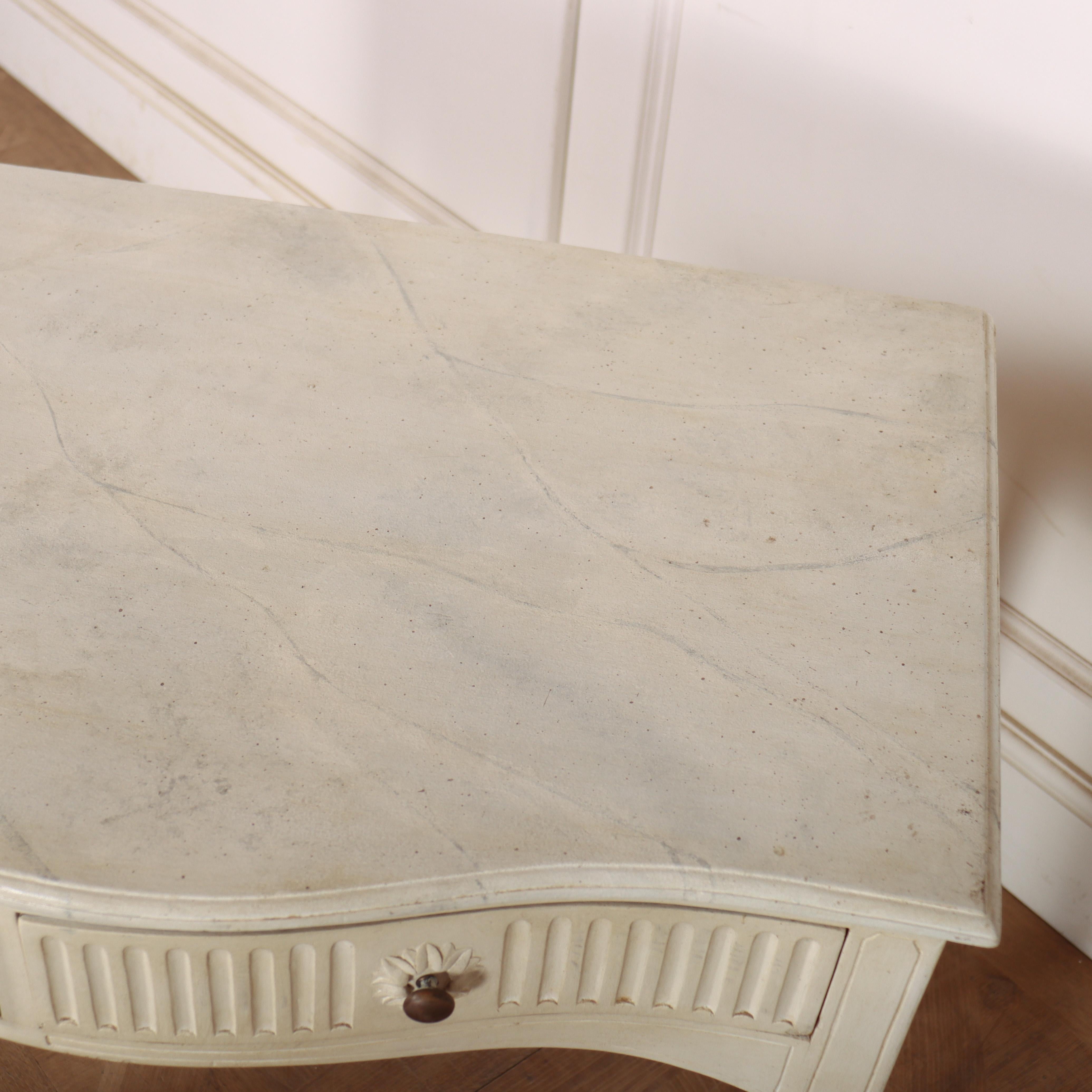 Pin Table d'appoint à façade serpentine en vente