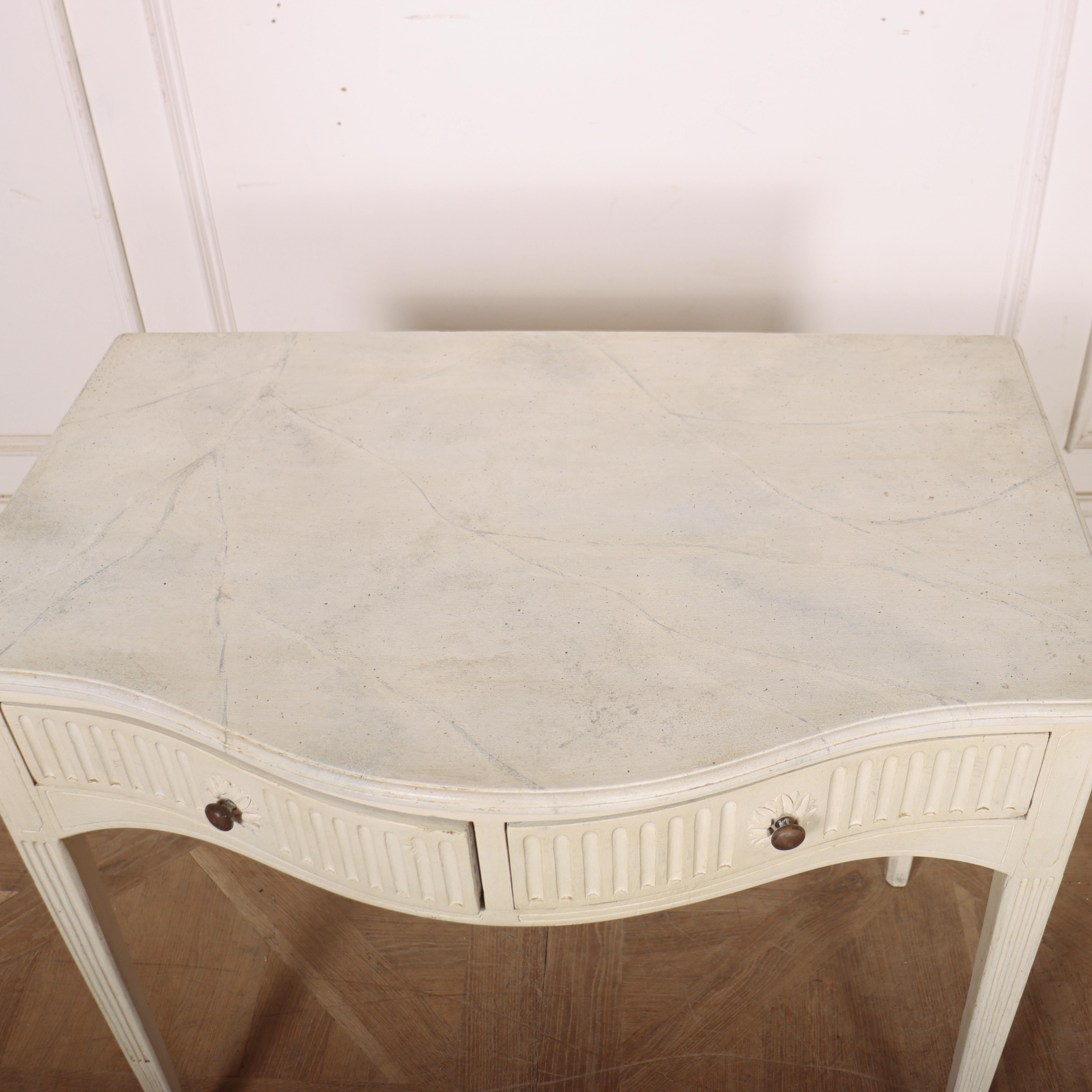 Table d'appoint à façade serpentine en vente 2