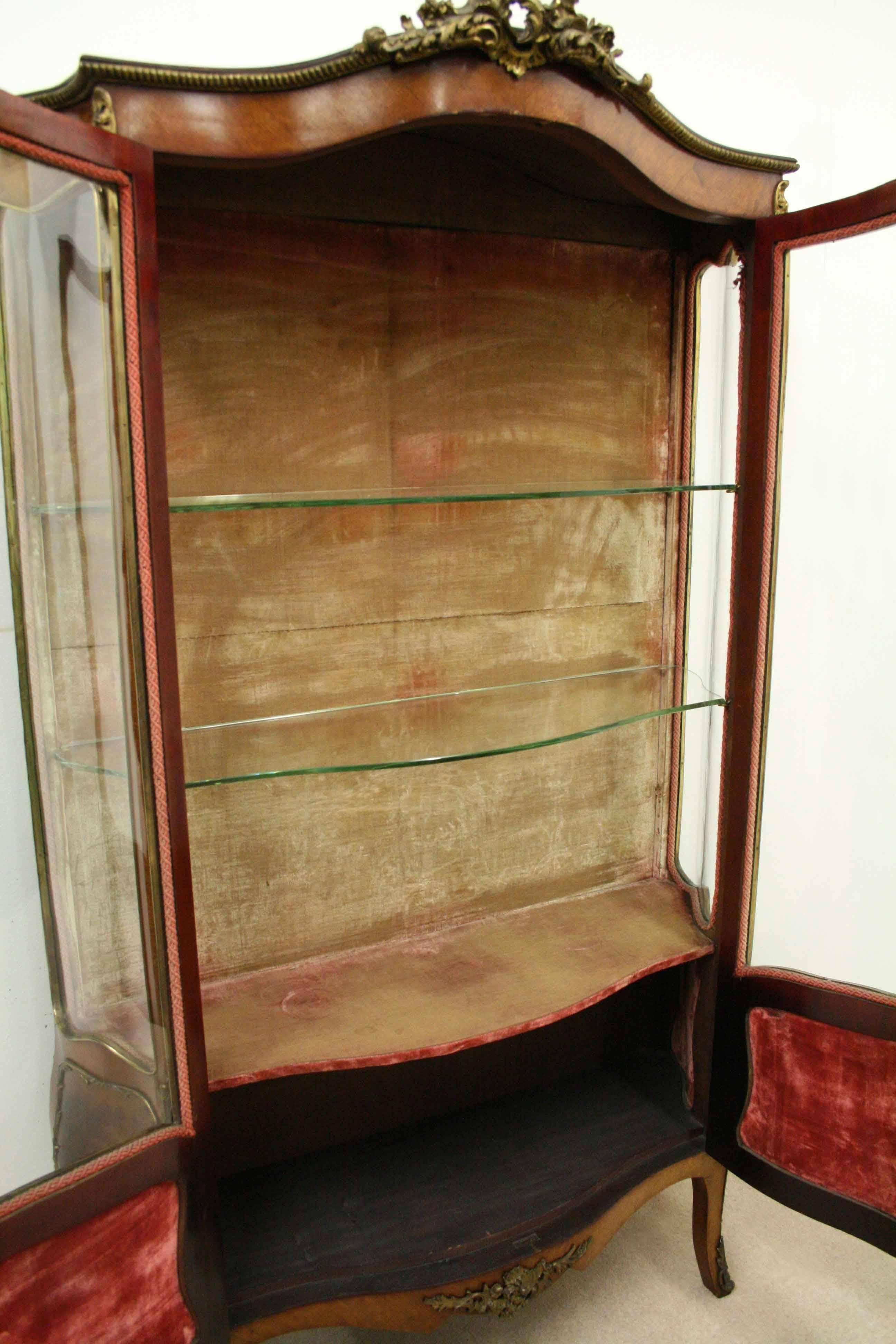 French Serpentine Front Vernis Martin Cabinet, circa 1870 For Sale 2