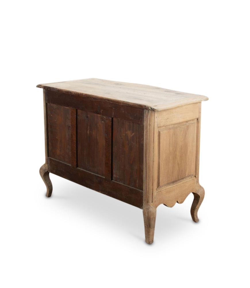 Francese Commode francese a due cassetti in stile serpentino in vendita