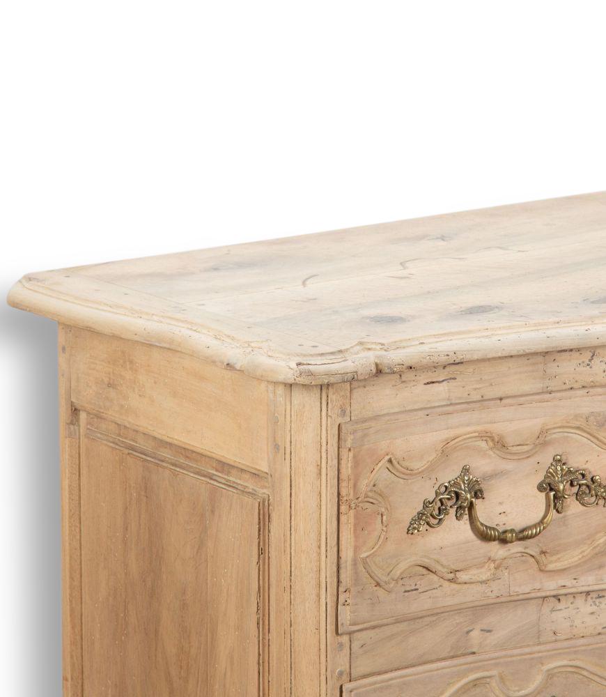 Sbiancato Commode francese a due cassetti in stile serpentino in vendita