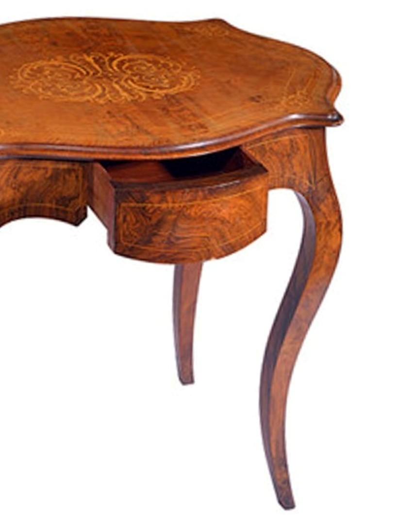 A French Serpentine Shaped Walnut Centre Table with Satinwood Inlay For Sale 1