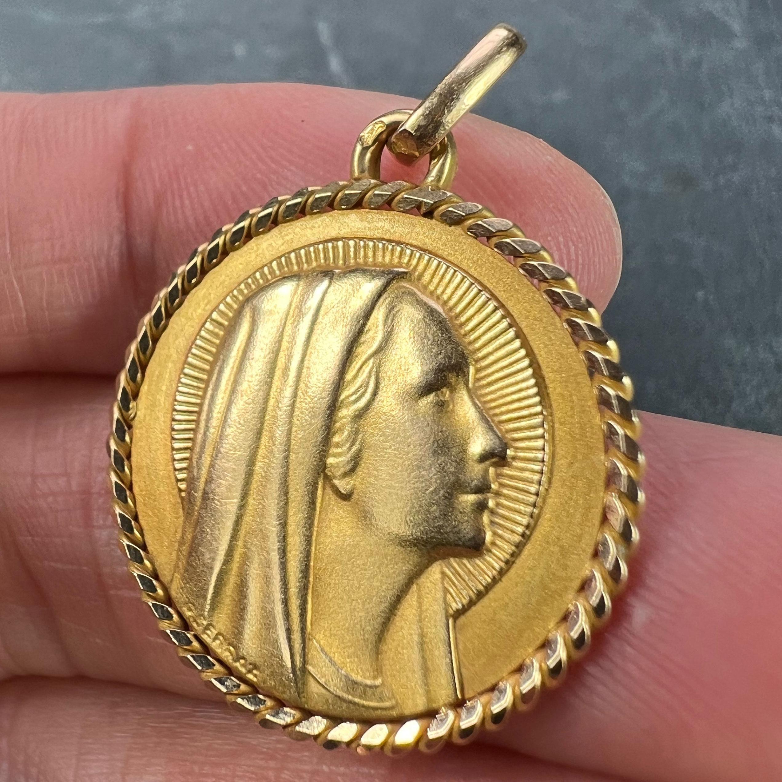 French Serraz Virgin Mary 18K Yellow Gold Medal Pendant For Sale 2