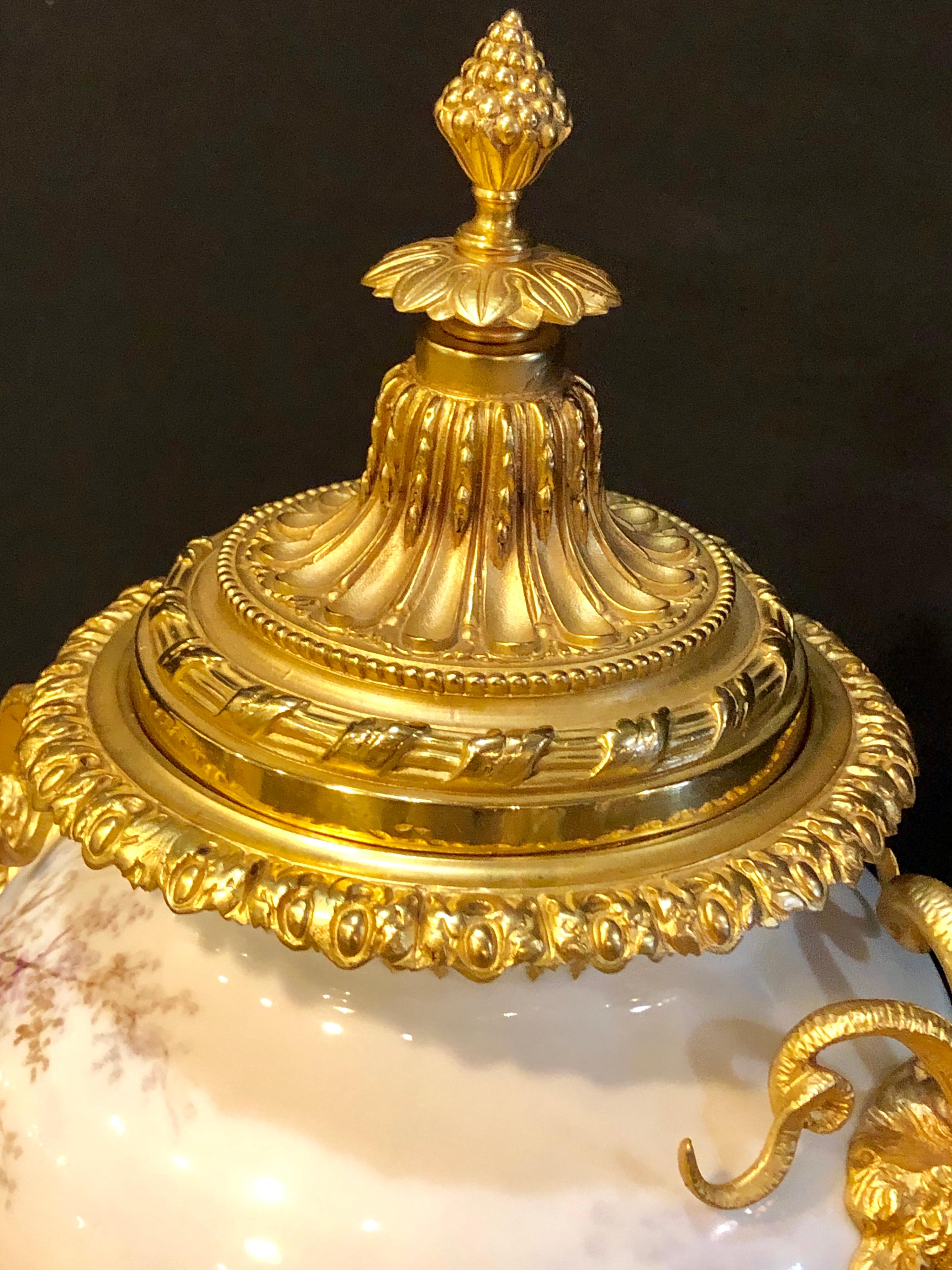 Belle Époque Vase, centre de table ou urne à couvercle en bronze à tête de bélier peint par French Serves en vente