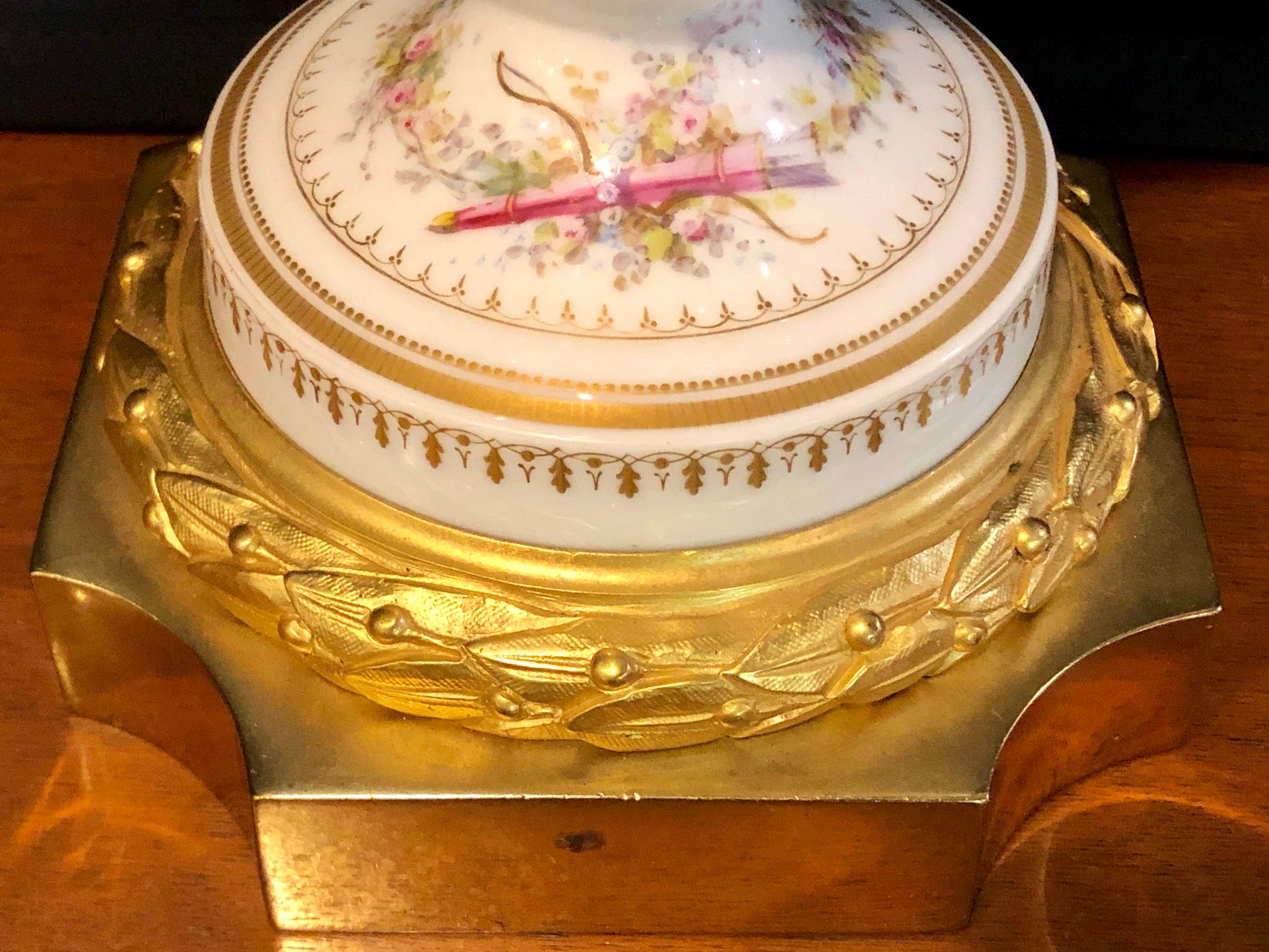 Vase, centre de table ou urne à couvercle en bronze à tête de bélier peint par French Serves Bon état - En vente à Stamford, CT