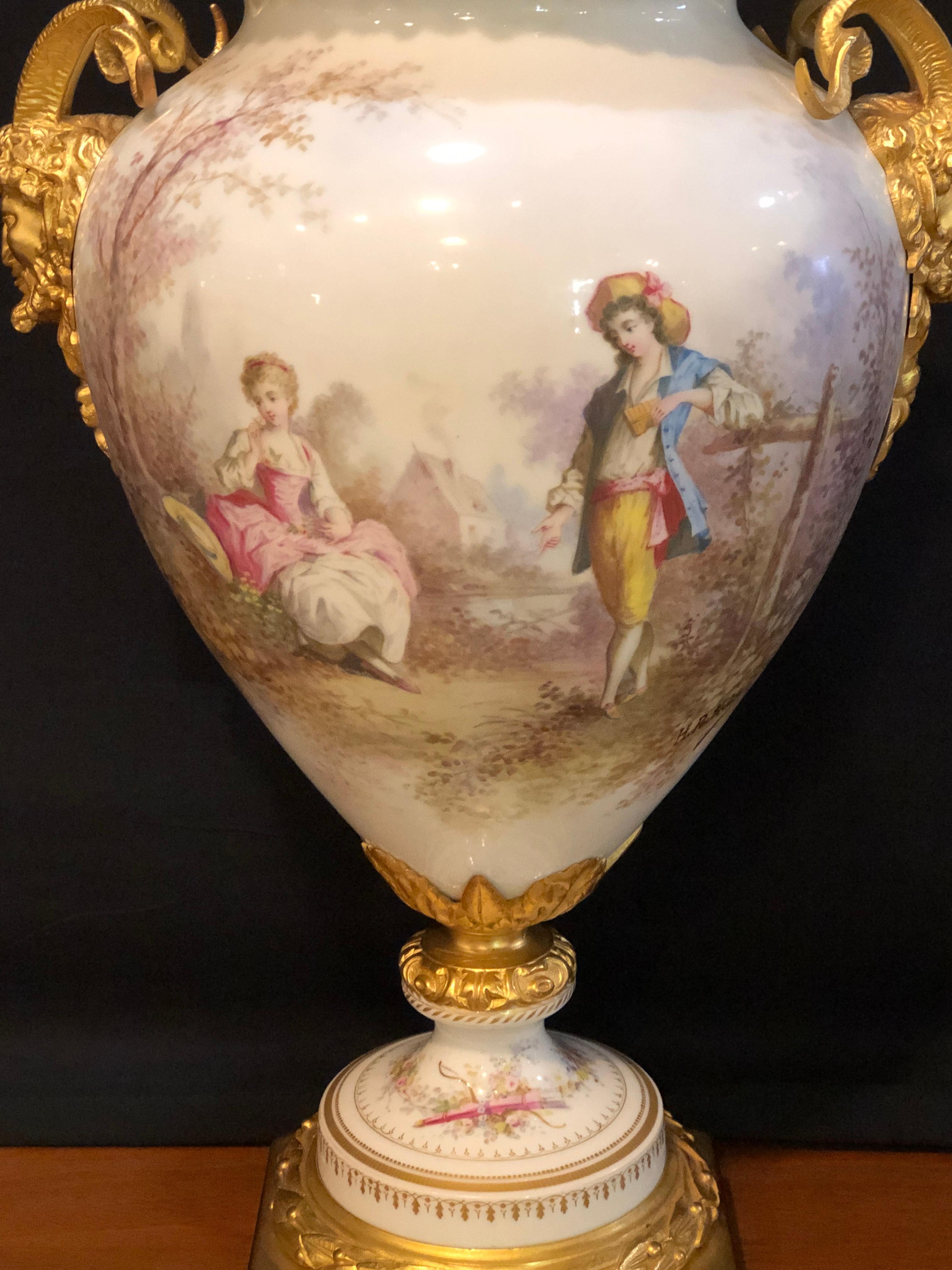 Bronze Vase, centre de table ou urne à couvercle en bronze à tête de bélier peint par French Serves en vente