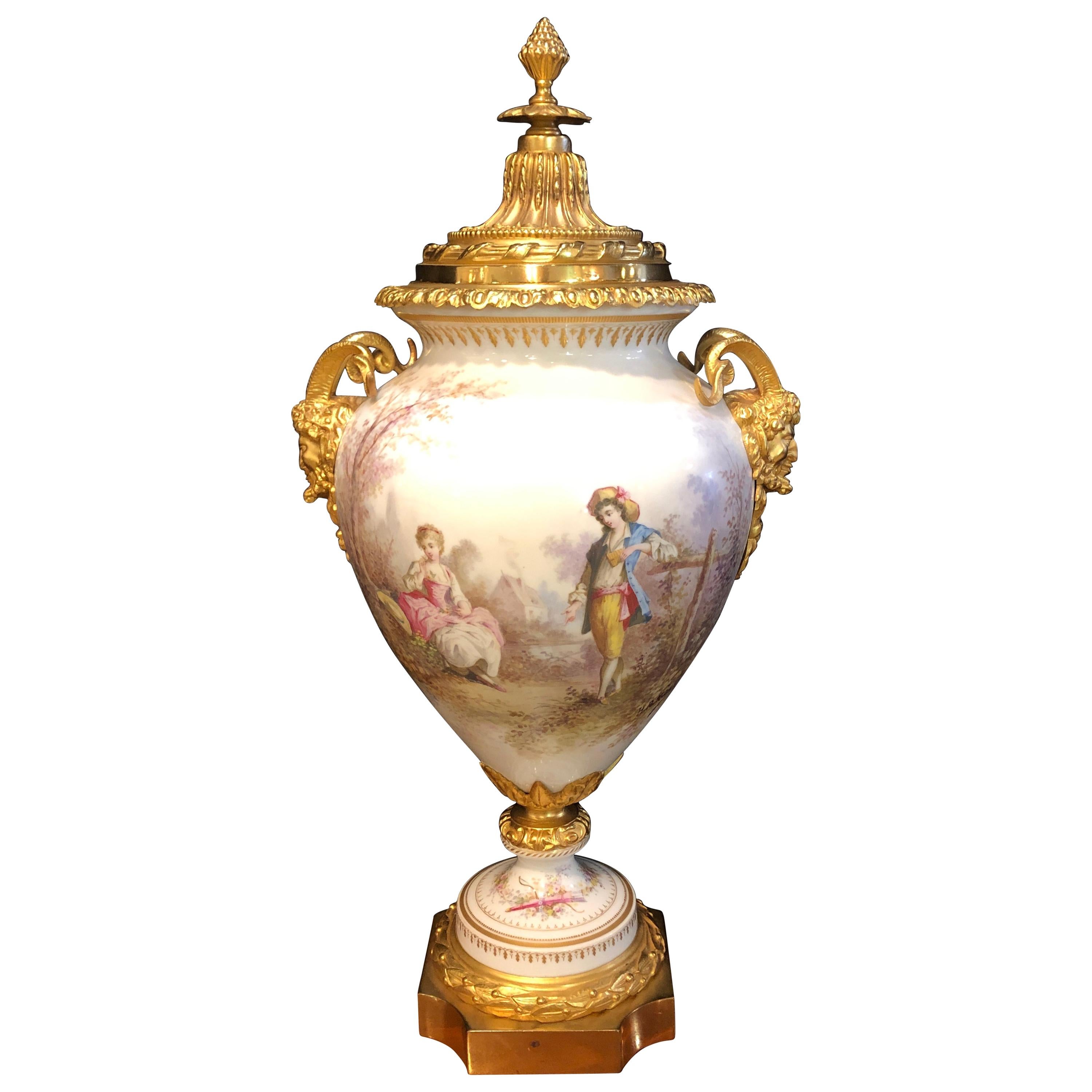 Vase, centre de table ou urne à couvercle en bronze à tête de bélier peint par French Serves