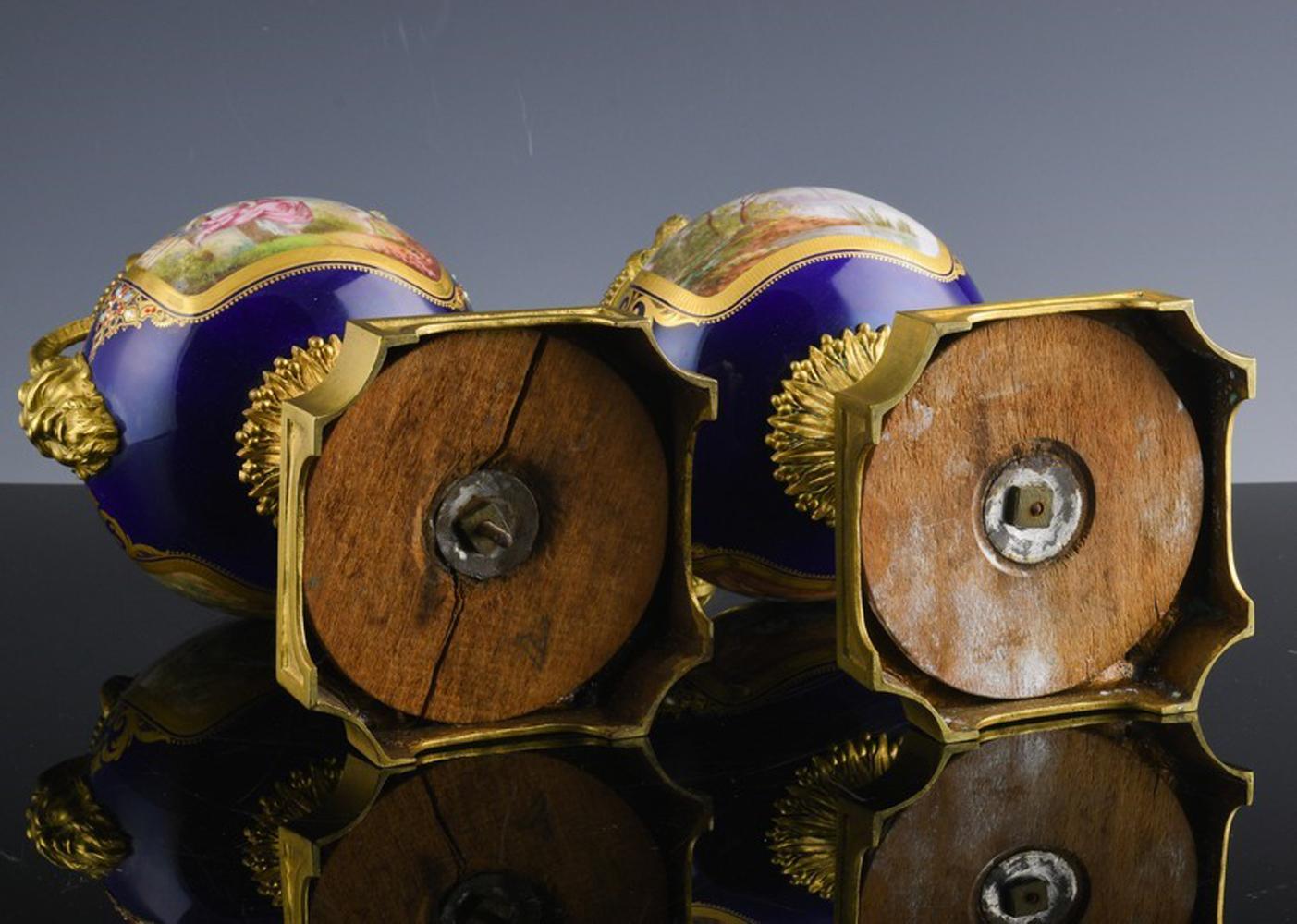 Französische Cassolettes-Urnen aus Porzellan und vergoldeter Bronze im Servierstil im Angebot 9