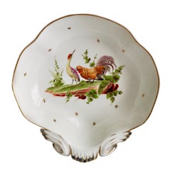 Piatto da portata in porcellana francese, Airone e galletto La Fontaine, 1820 circa