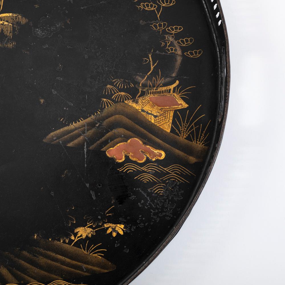 Französisches Serviertablett mit Chinoiserie-Malerei auf schwarzem Metall, frühes 19. Jahrhundert im Angebot 5