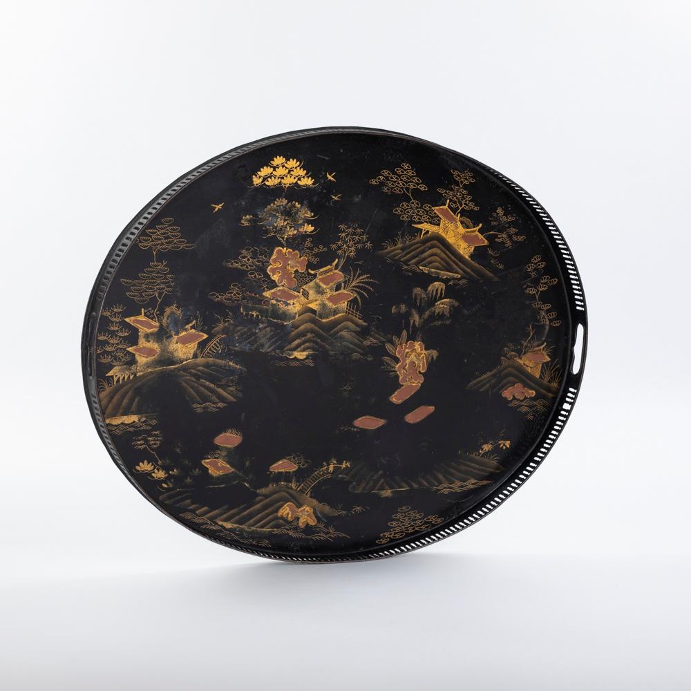 Chinoiserie French serving tray with chinoiserie painting on black metal, early 19th century For Sale