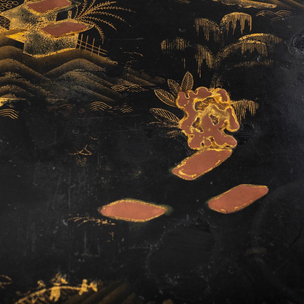 Early 19th Century French serving tray with chinoiserie painting on black metal, early 19th century For Sale