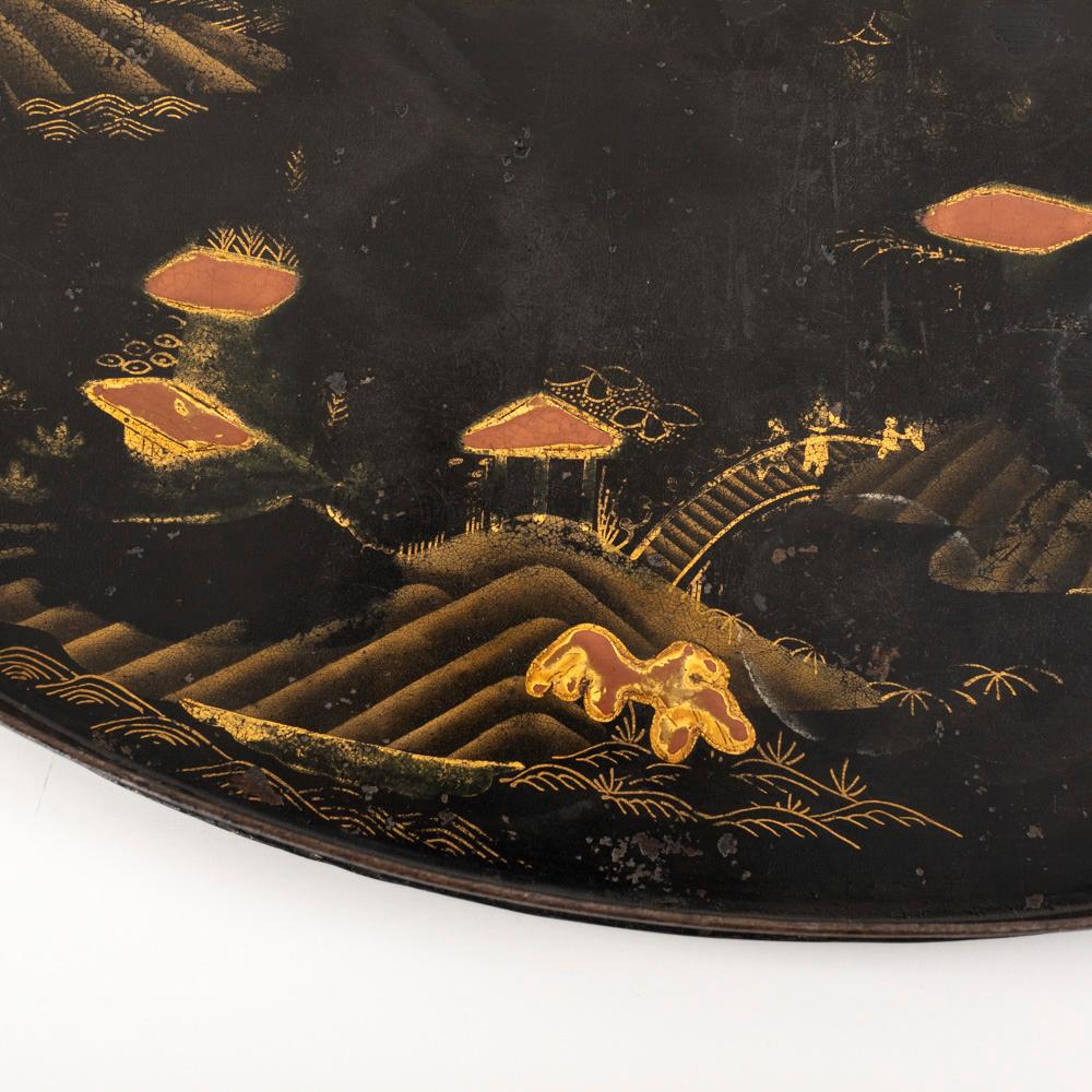 Französisches Serviertablett mit Chinoiserie-Malerei auf schwarzem Metall, frühes 19. Jahrhundert im Angebot 4