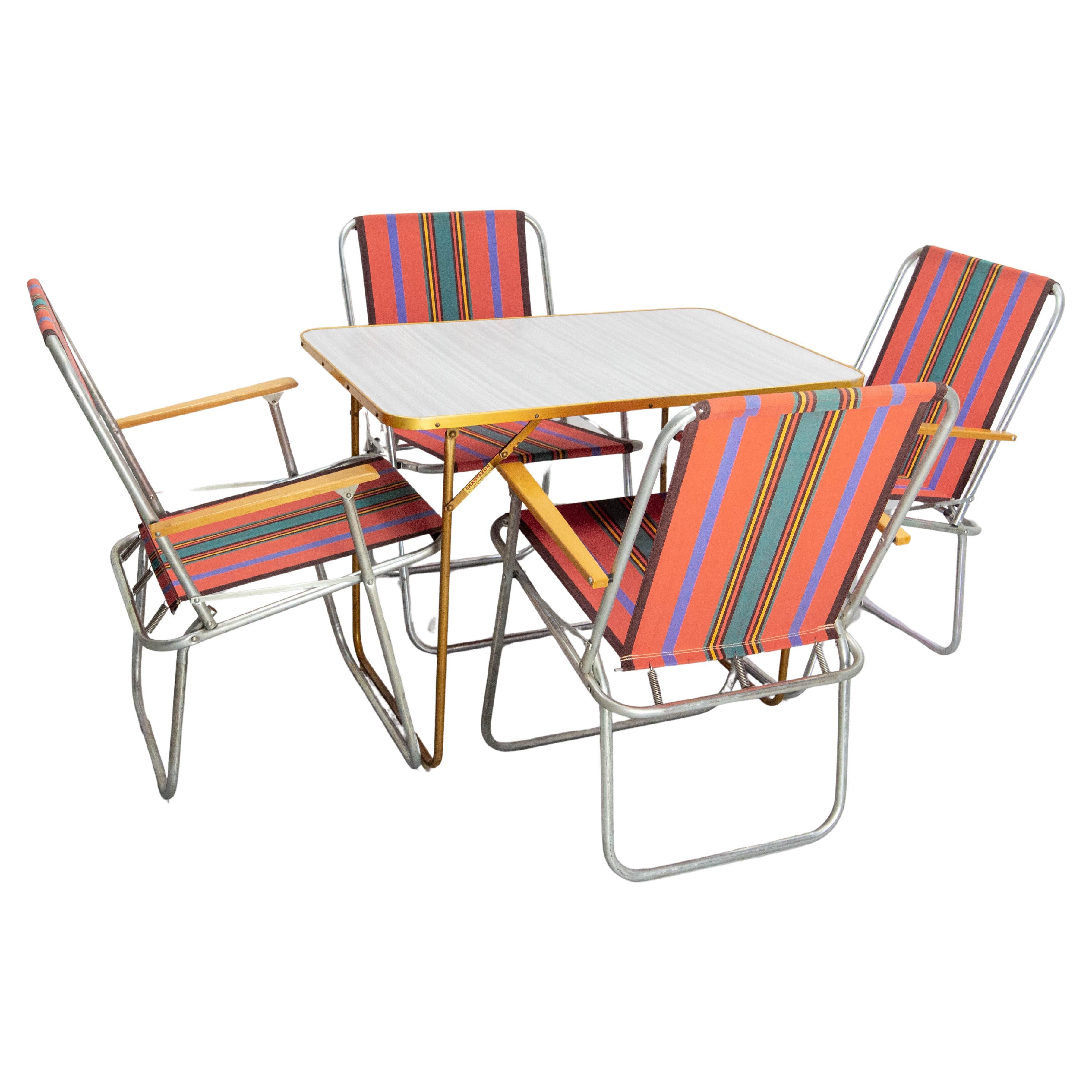 Ensemble français de camping pliant quatre chaises et tables pour patio et jardin du milieu du siècle