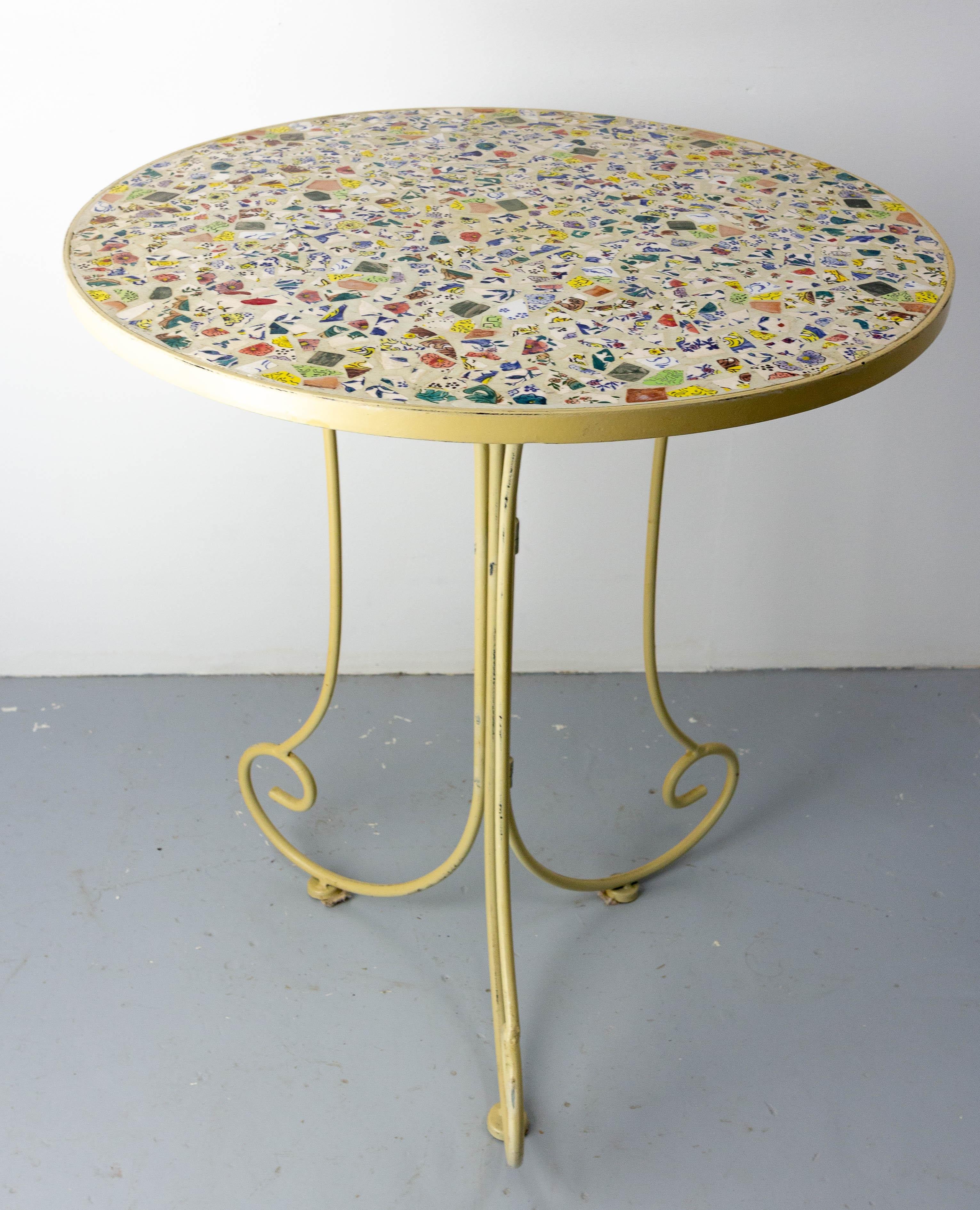 Eisen-Stuhl und seine Tisch-Mosaik-Dekoration für den Terrassenbereich, Mid-Century (Moderne der Mitte des Jahrhunderts) im Angebot