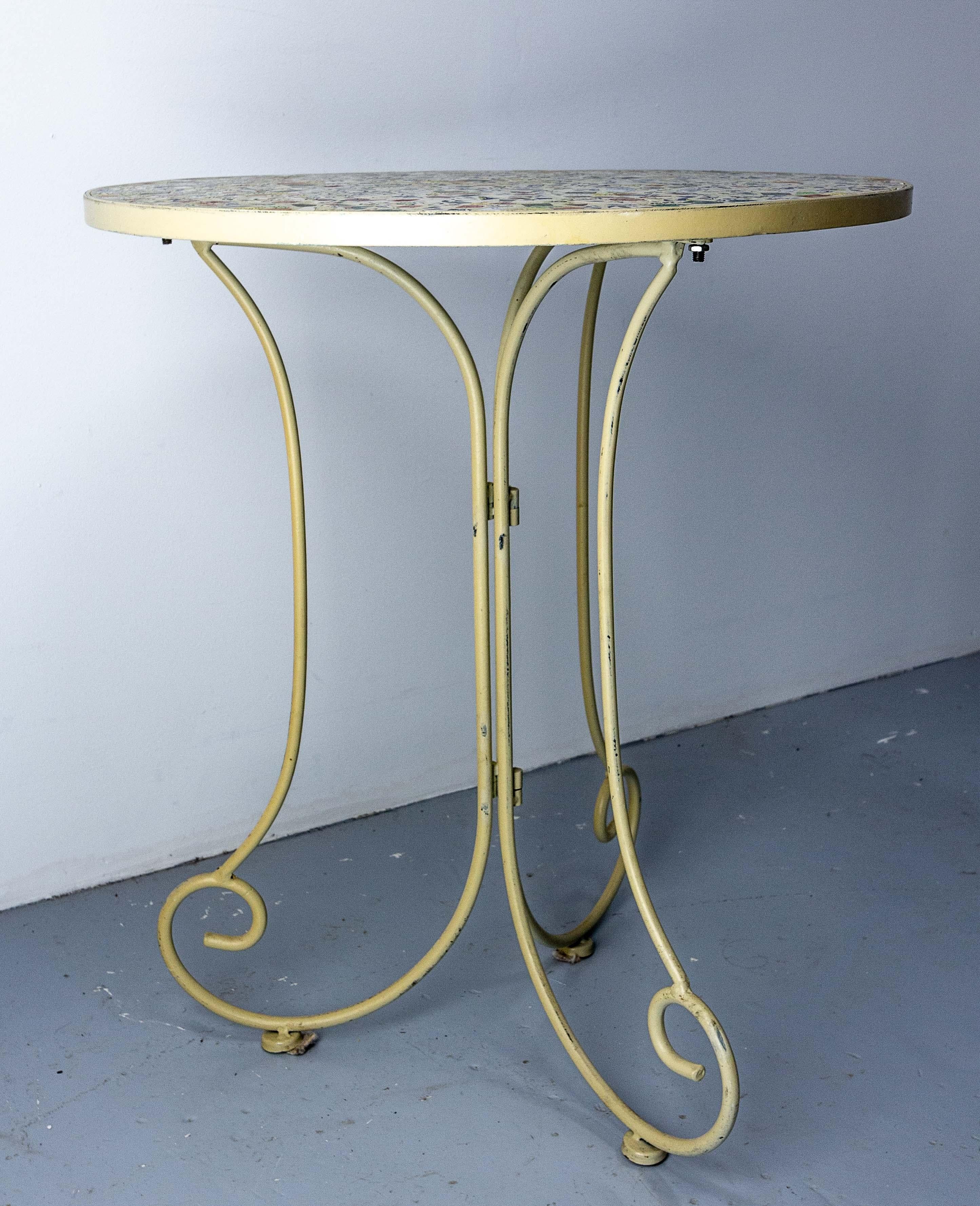 Eisen-Stuhl und seine Tisch-Mosaik-Dekoration für den Terrassenbereich, Mid-Century (Französisch) im Angebot