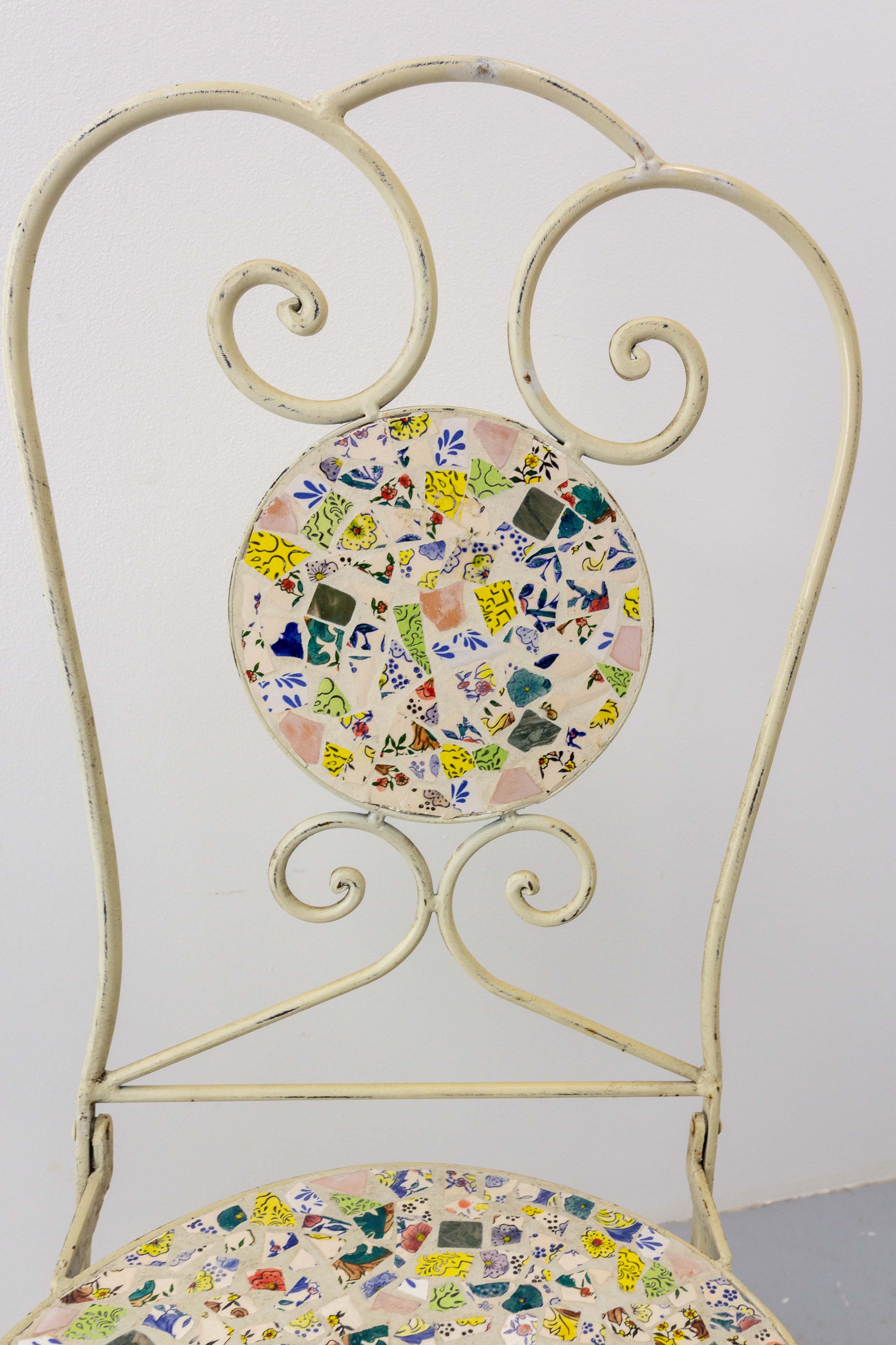 Eisen-Stuhl und seine Tisch-Mosaik-Dekoration für den Terrassenbereich, Mid-Century (Ende des 20. Jahrhunderts) im Angebot