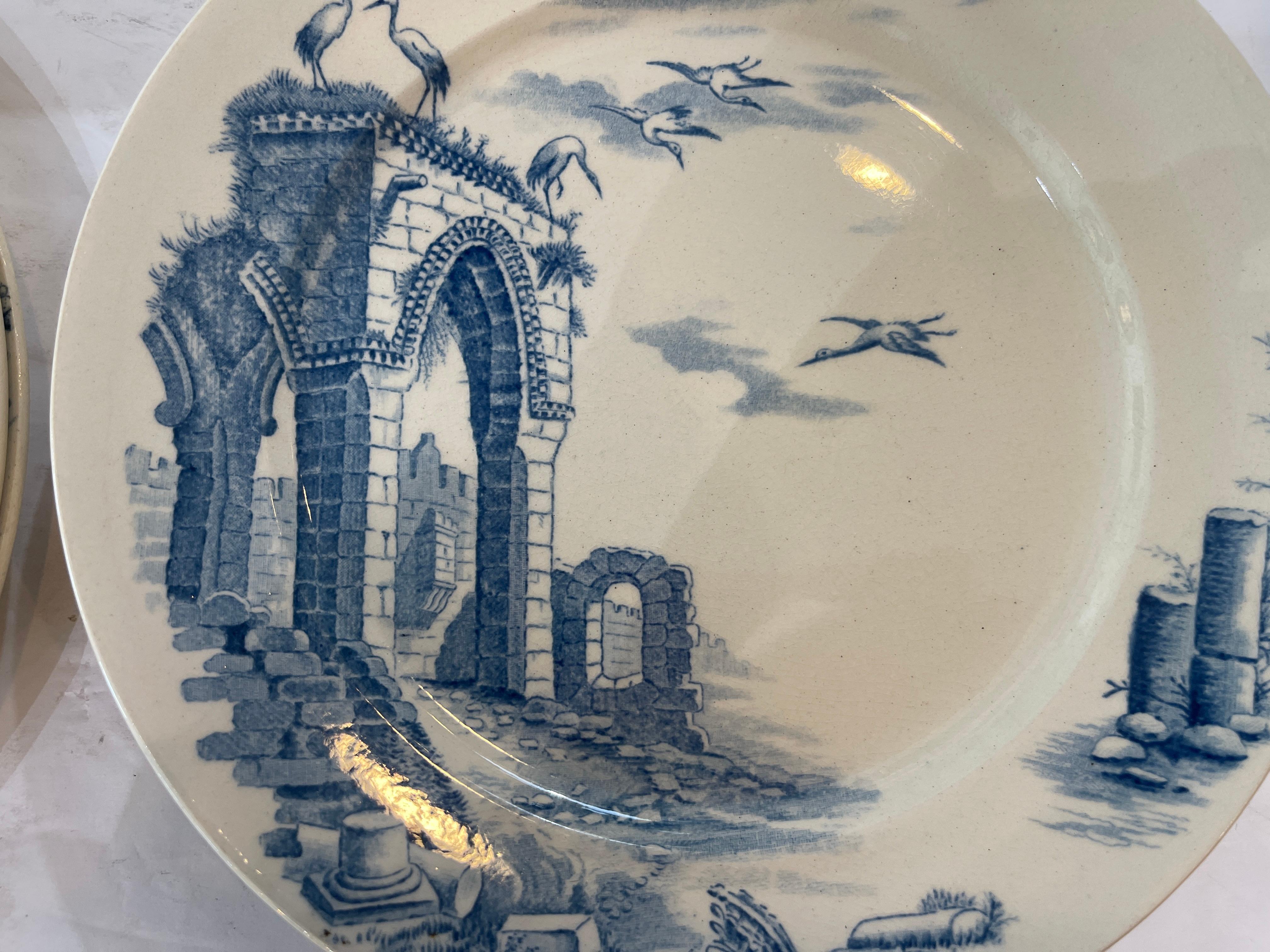 Juego francés de 12 platos arquitectónicos de loza azul y blanca, Gien, C.1900 en venta 2