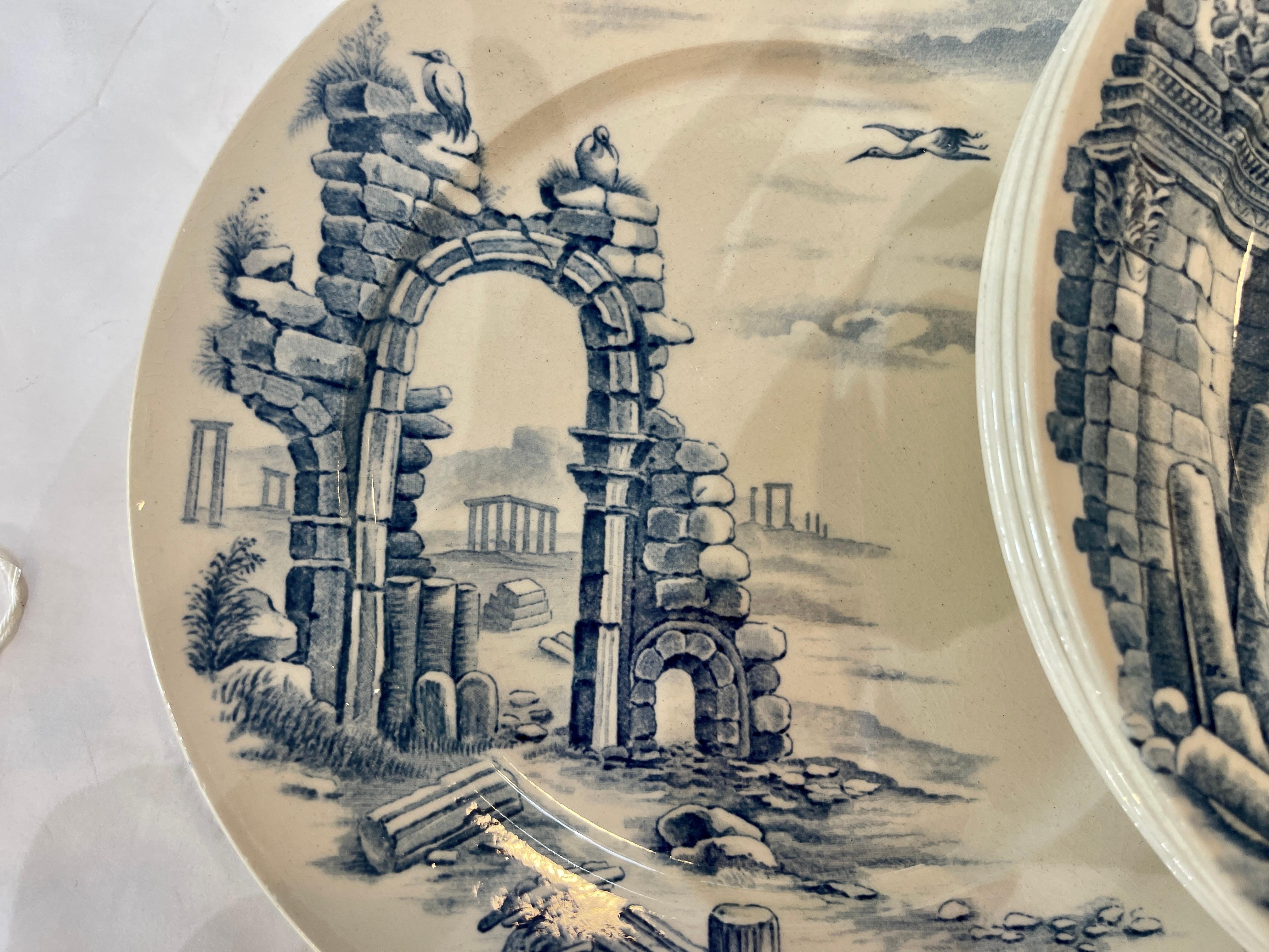Juego francés de 12 platos arquitectónicos de loza azul y blanca, Gien, C.1900 en venta 4