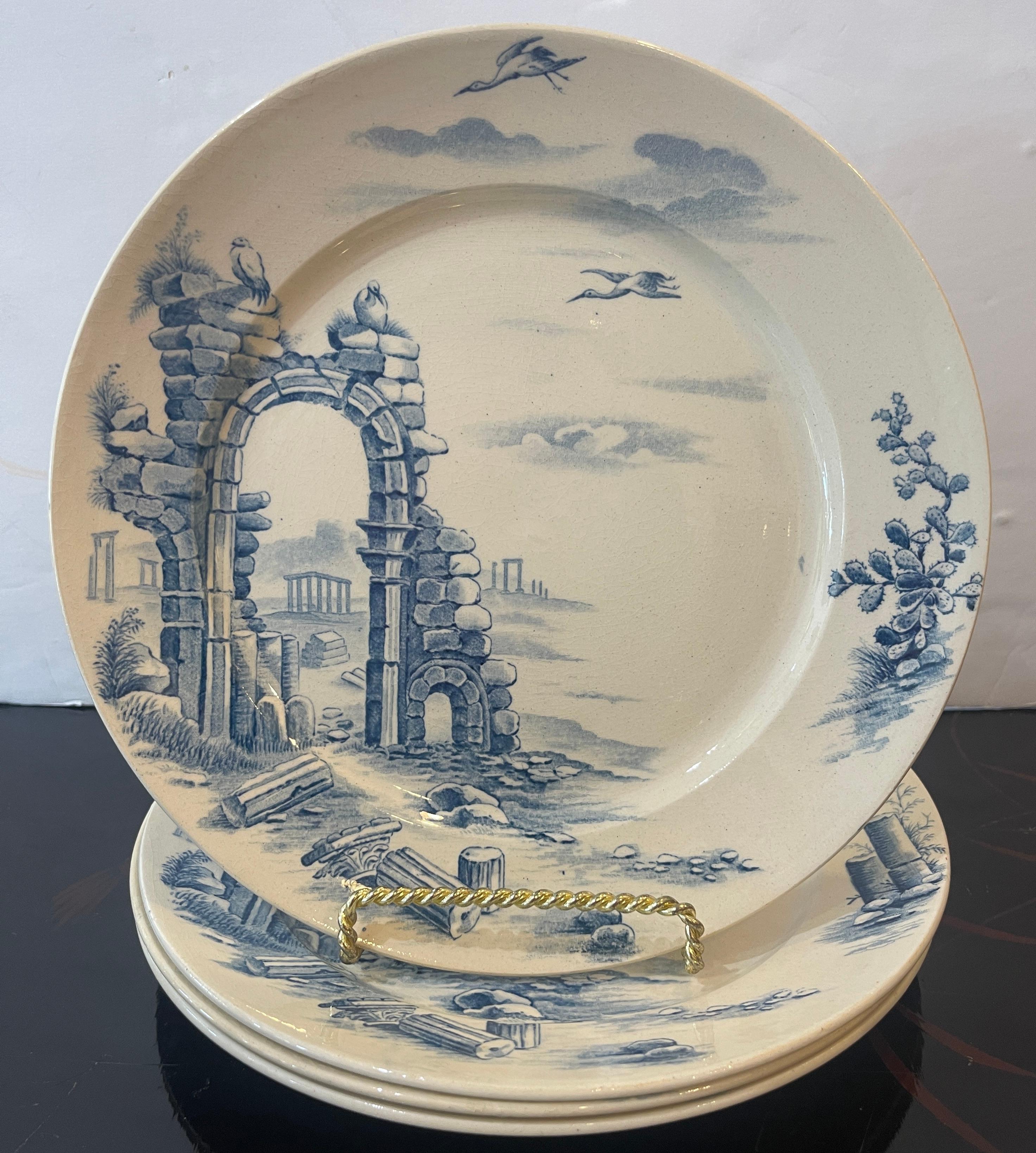 ¡Acaba de llegar!
Este hermoso y raro Juego francés de 12 Platos de Cena de loza azul y blanca de diseño arquitectónico.
Hay tres diseños diferentes de ruinas arquitectónicas en azul sobre fondo blanco roto.
Hay tres juegos de cuatro placas.
Fueron