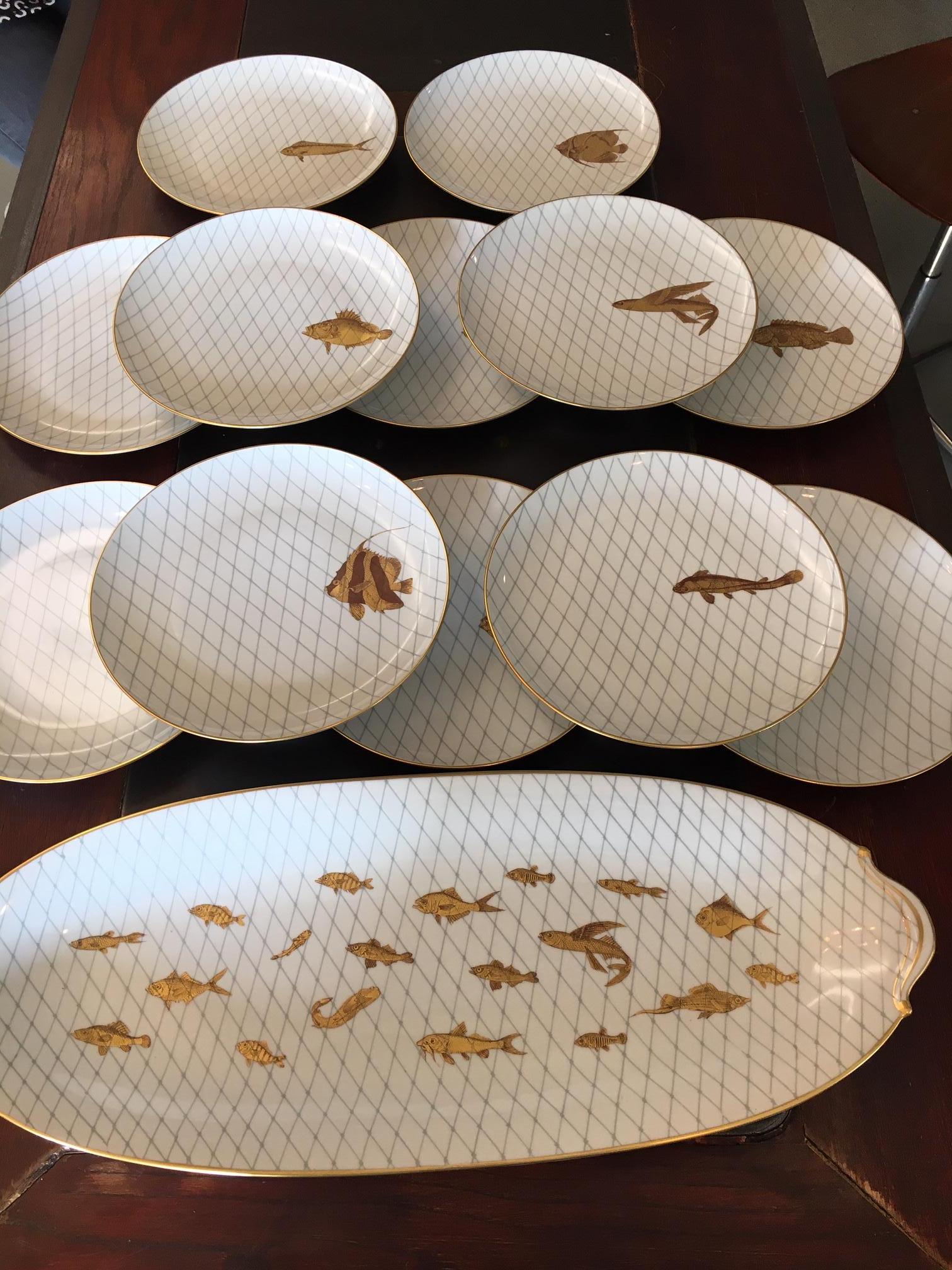 Rare and exceptional set of 12 plates and one platter Limoges fish service from the 1950s. Bernardaud brand.
Each plate has a different fish. Squared pattern and golden paint.
Very good condition.