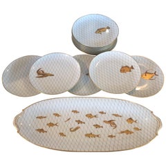 Ensemble français de 12 assiettes ou plats dorés Limoges Bernardaud Service à Poisson:: 1950s