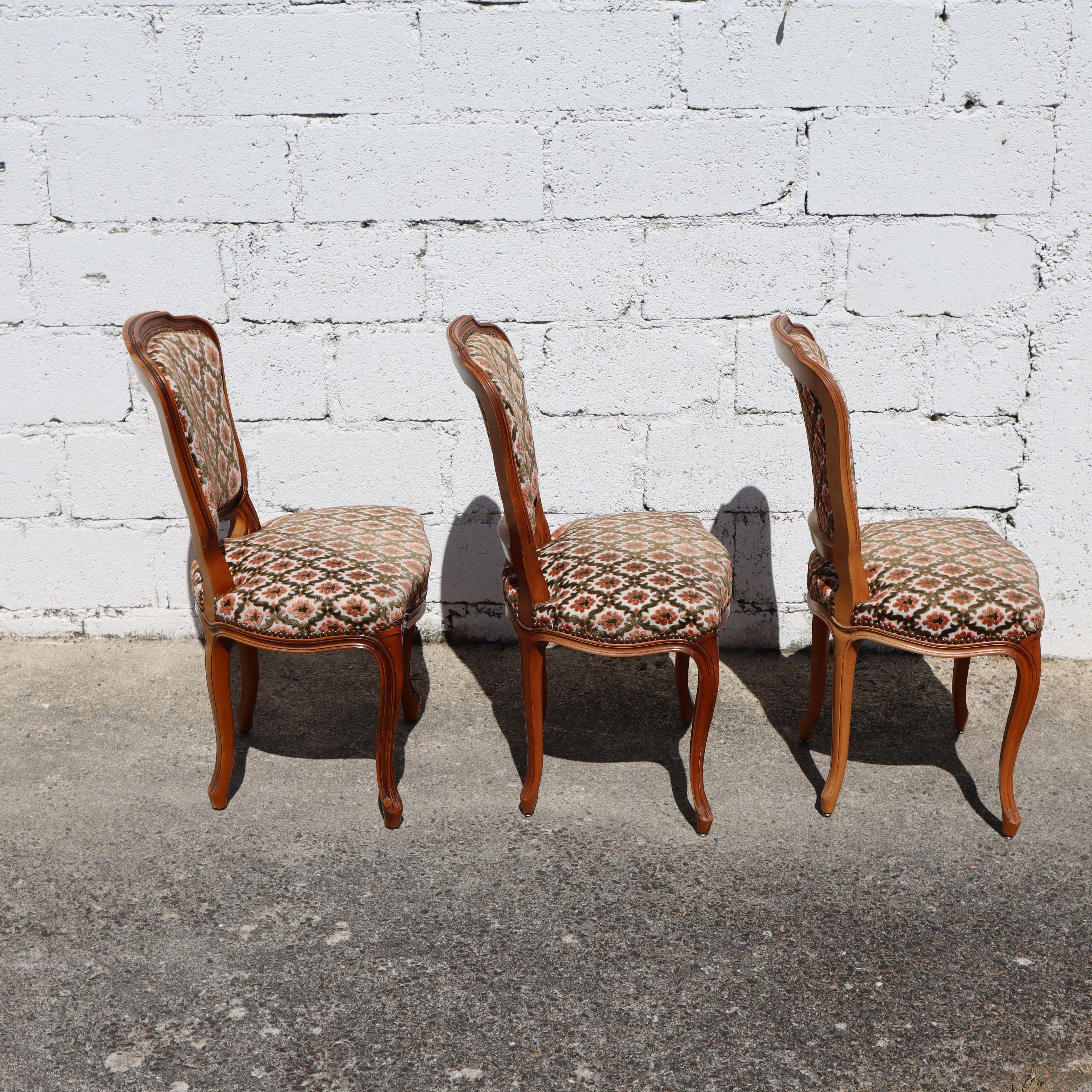 French Set of 3 wooden Dining Chairs - upholstered Dining Chairs-Style Louis XV For Sale 1