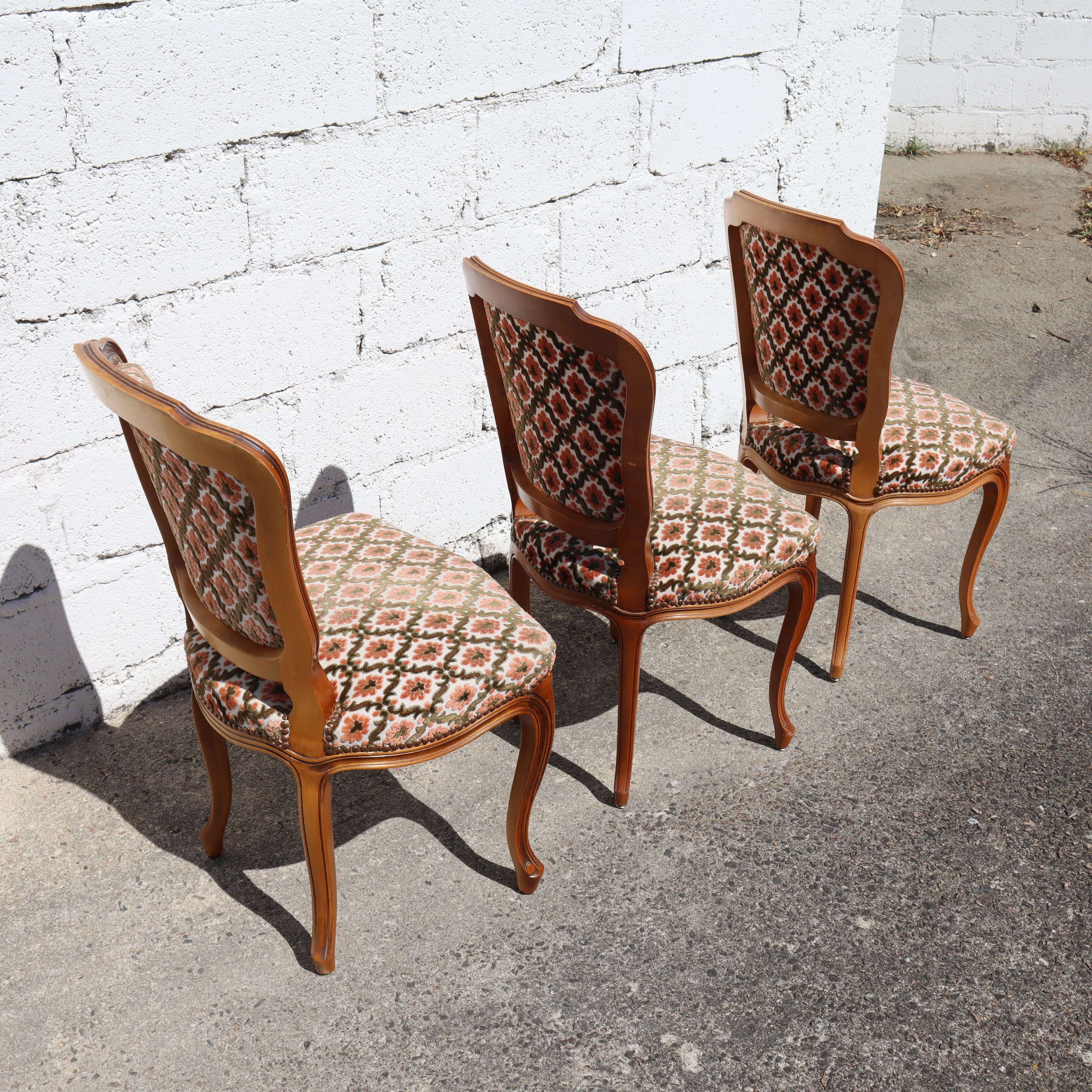 French Set of 3 wooden Dining Chairs - upholstered Dining Chairs-Style Louis XV For Sale 2