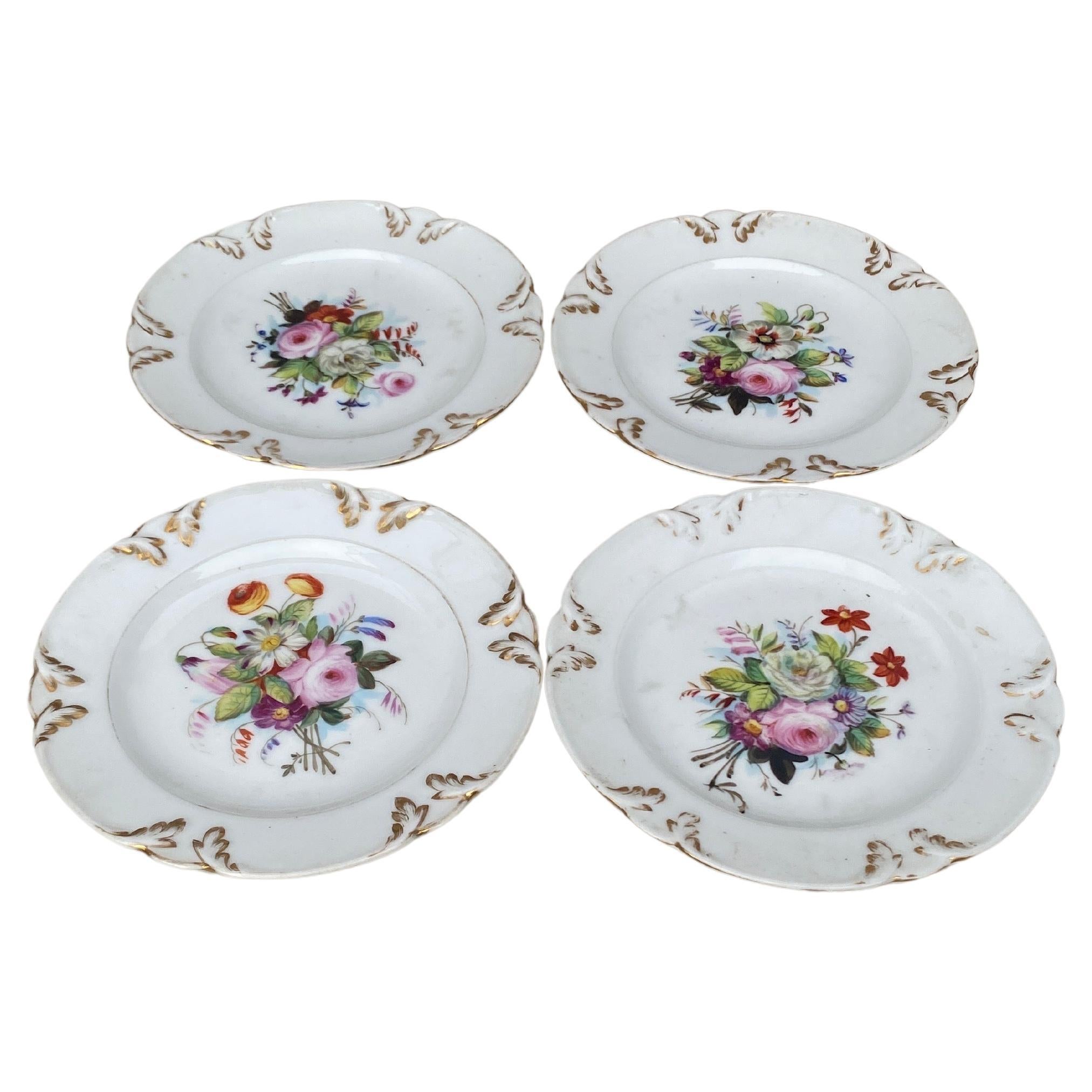 Ensemble français de 4 assiettes à dessert en porcelaine à fleurs Circa 1880.
Petites assiettes 6,8 pouces.
Chaque assiette est décorée de différentes fleurs.
