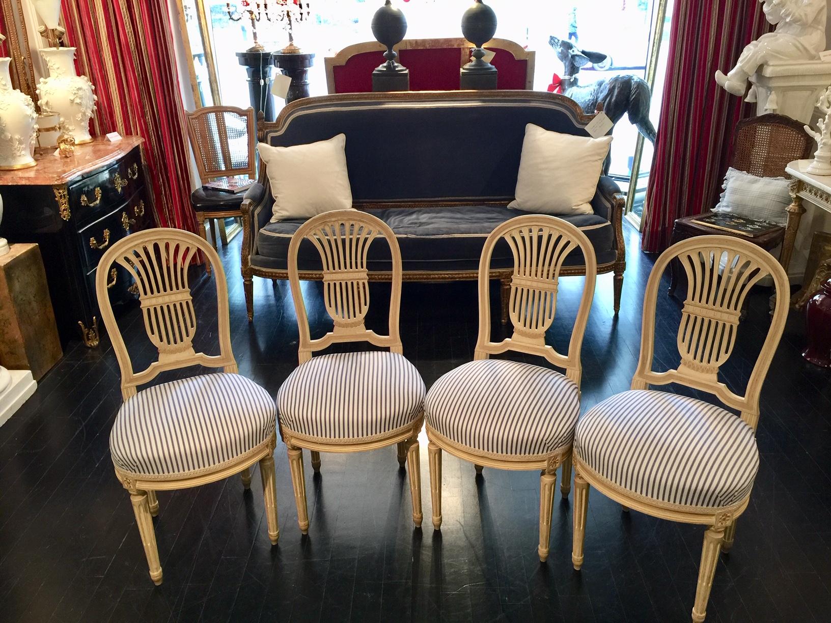 French Set of 4 Louis XVI Style Hot Air Balloon Montgolfier Chairs In Good Condition In Montreal, Quebec