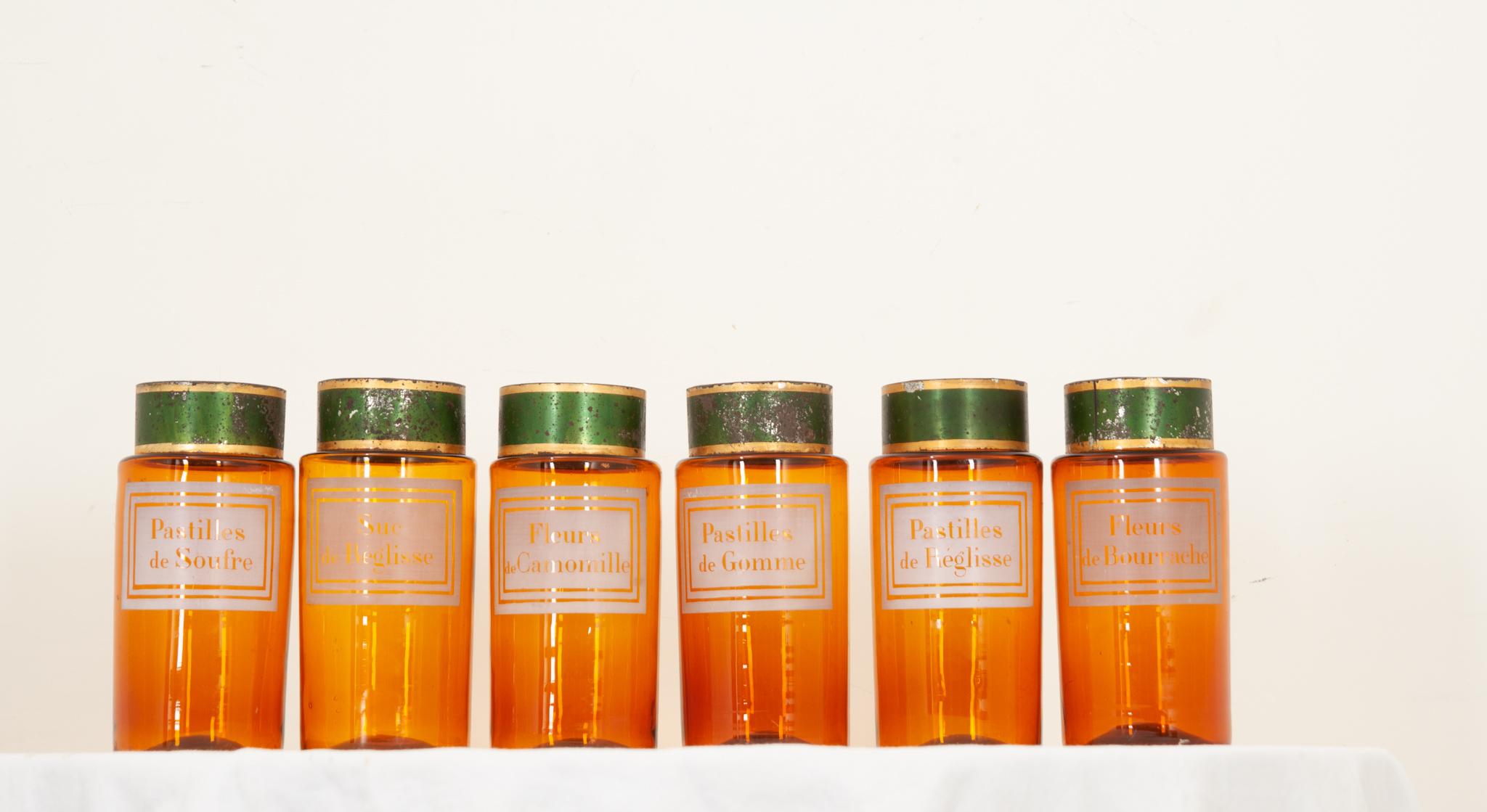 Français Ensemble français de 6 conteneurs de rangement en verre ambré en vente