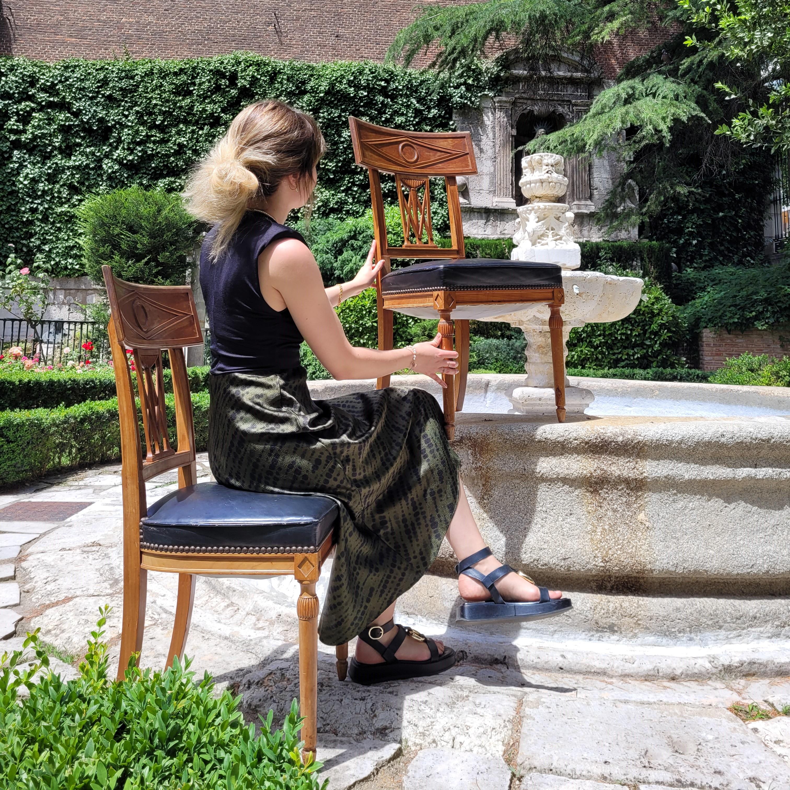 French set of 6 Dining chairs Directoire wood, black leather In Good Condition In Valladolid, ES