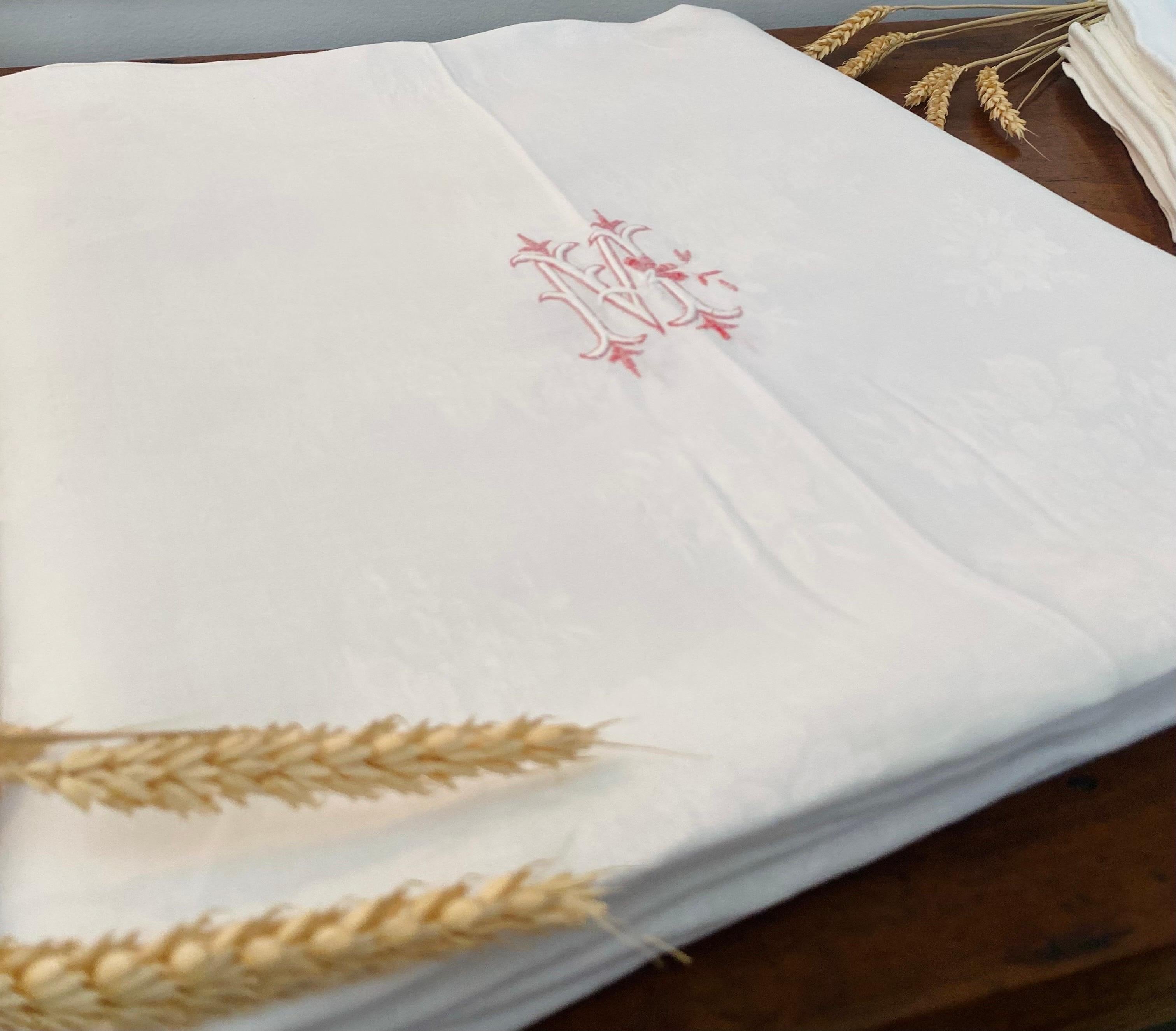 Very beautiful Set of 6 napkins and matching tablecloth in 1900s/1920s damask linen with a single letter in white and red monogram. The embroidery is very delicate.
Damascus is also very beautiful.

Art Nouveau / early Art Deco - French manual
