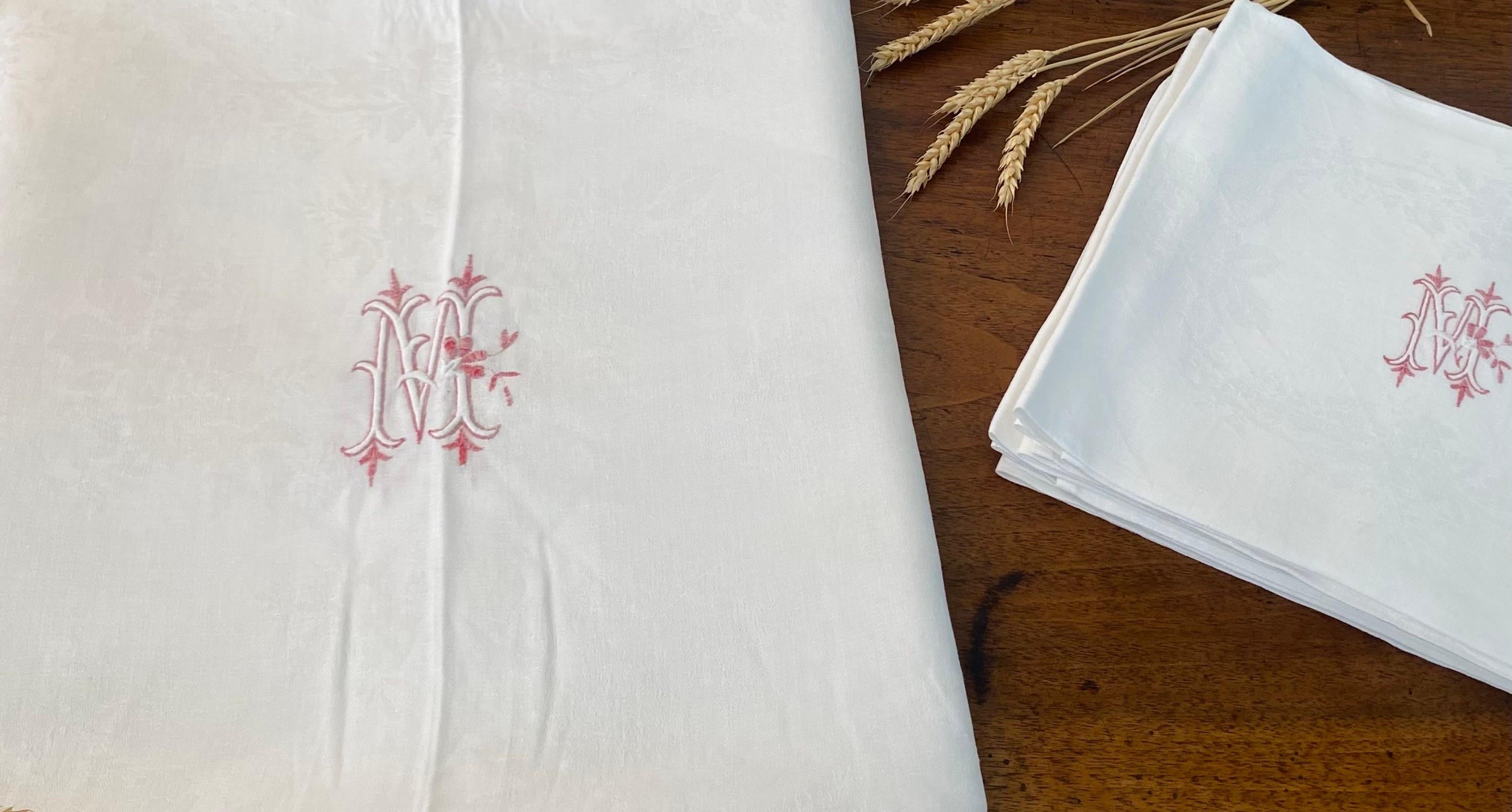 XX secolo Set di 6 tovaglioli e tovaglia in lino damascato ricamati con monogrammi - 1900 in vendita