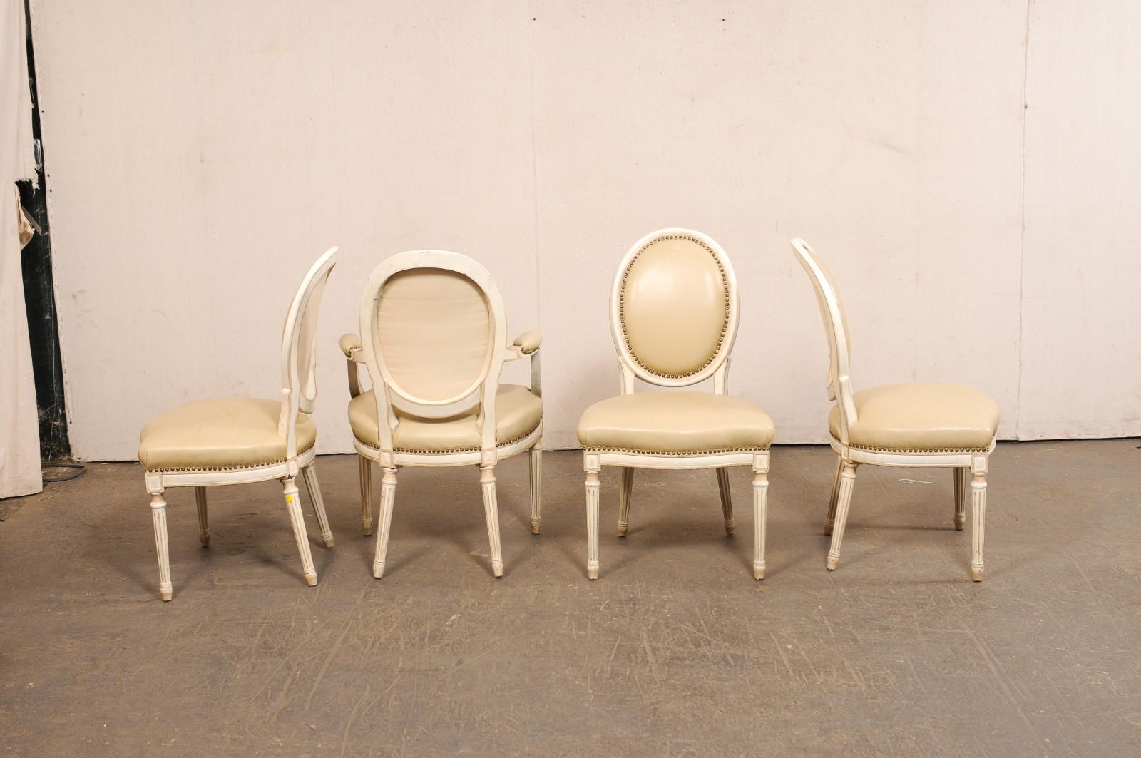 Französisches Set aus 8 gepolsterten Esszimmerstühlen aus geschnitztem Holz und Leder im Louis-XVI.-Stil im Angebot 5