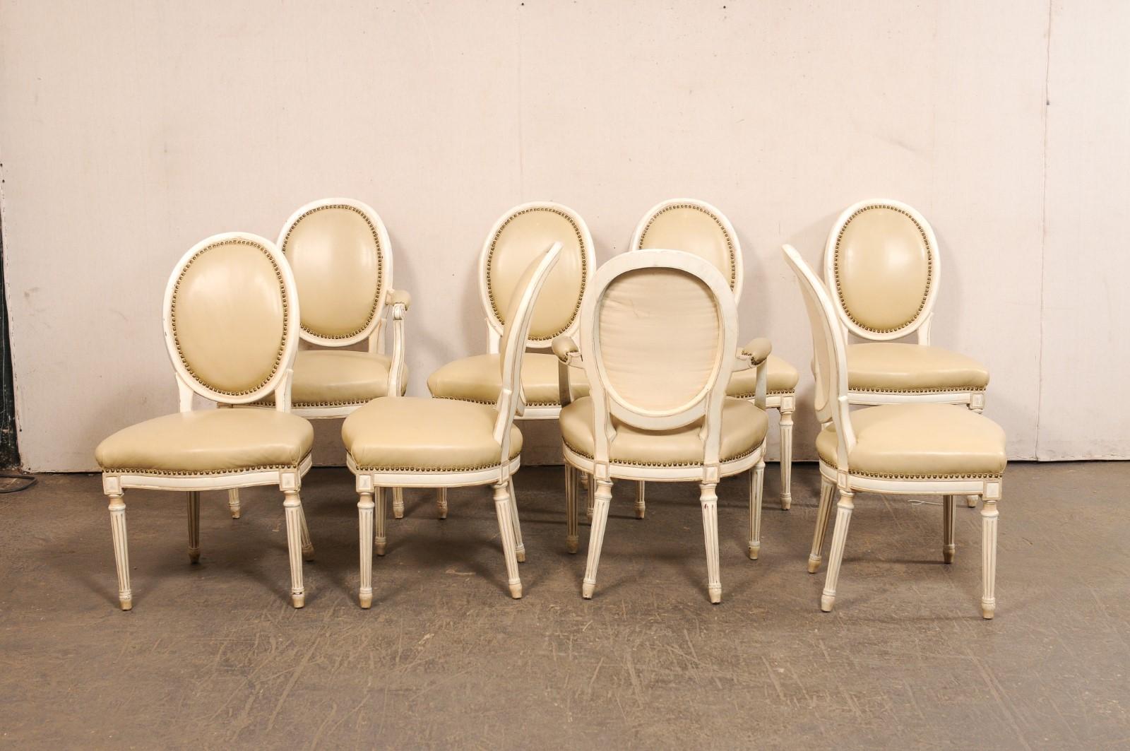 Französisches Set aus 8 gepolsterten Esszimmerstühlen aus geschnitztem Holz und Leder im Louis-XVI.-Stil im Angebot 1